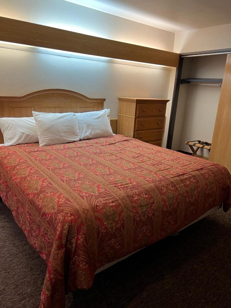 1 KING BED | SUITE, NON-SMOKING, MICFRIDGE photo 3