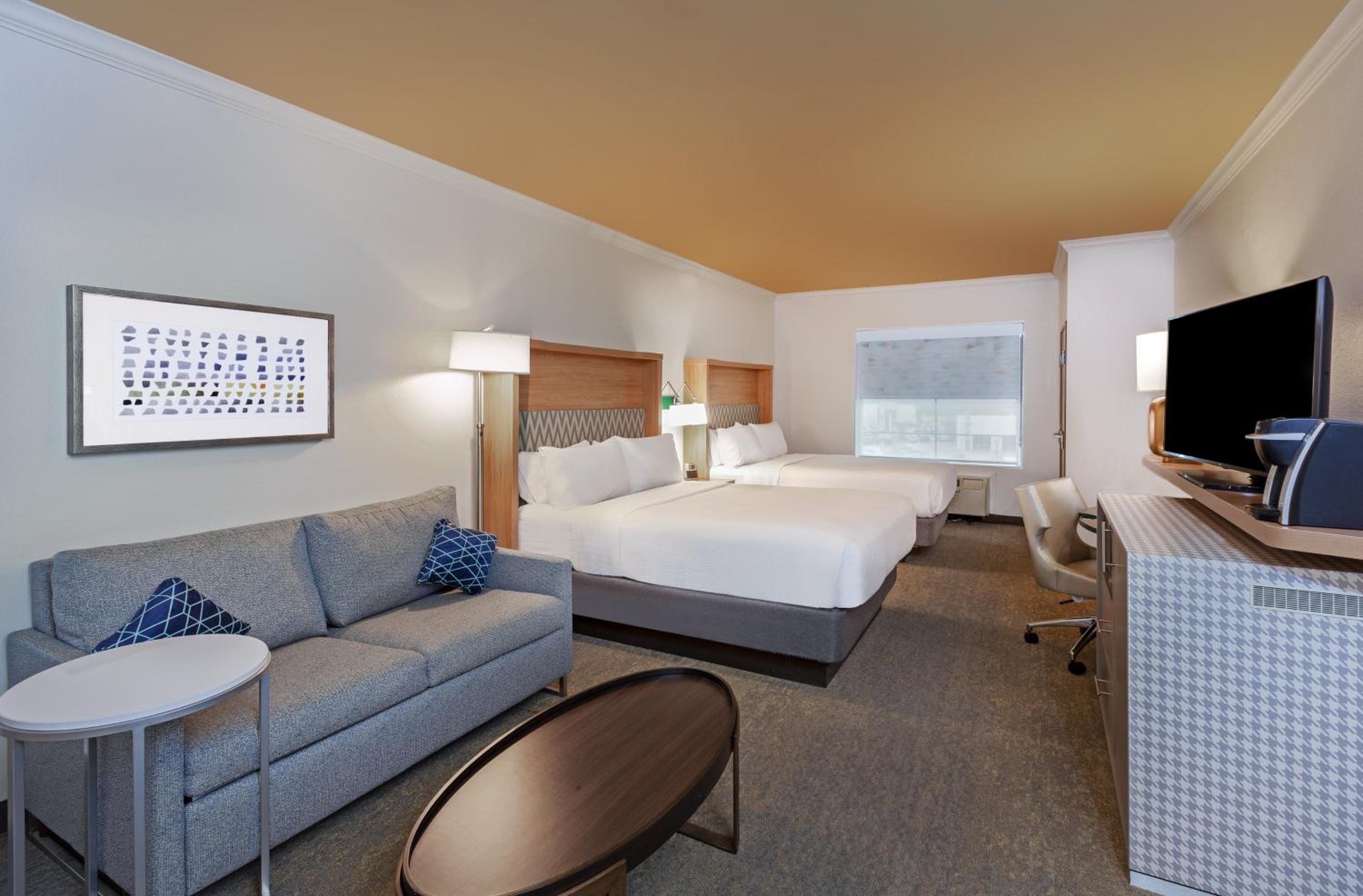 Premium Queen Room with Two Queen Beds - Photo 2