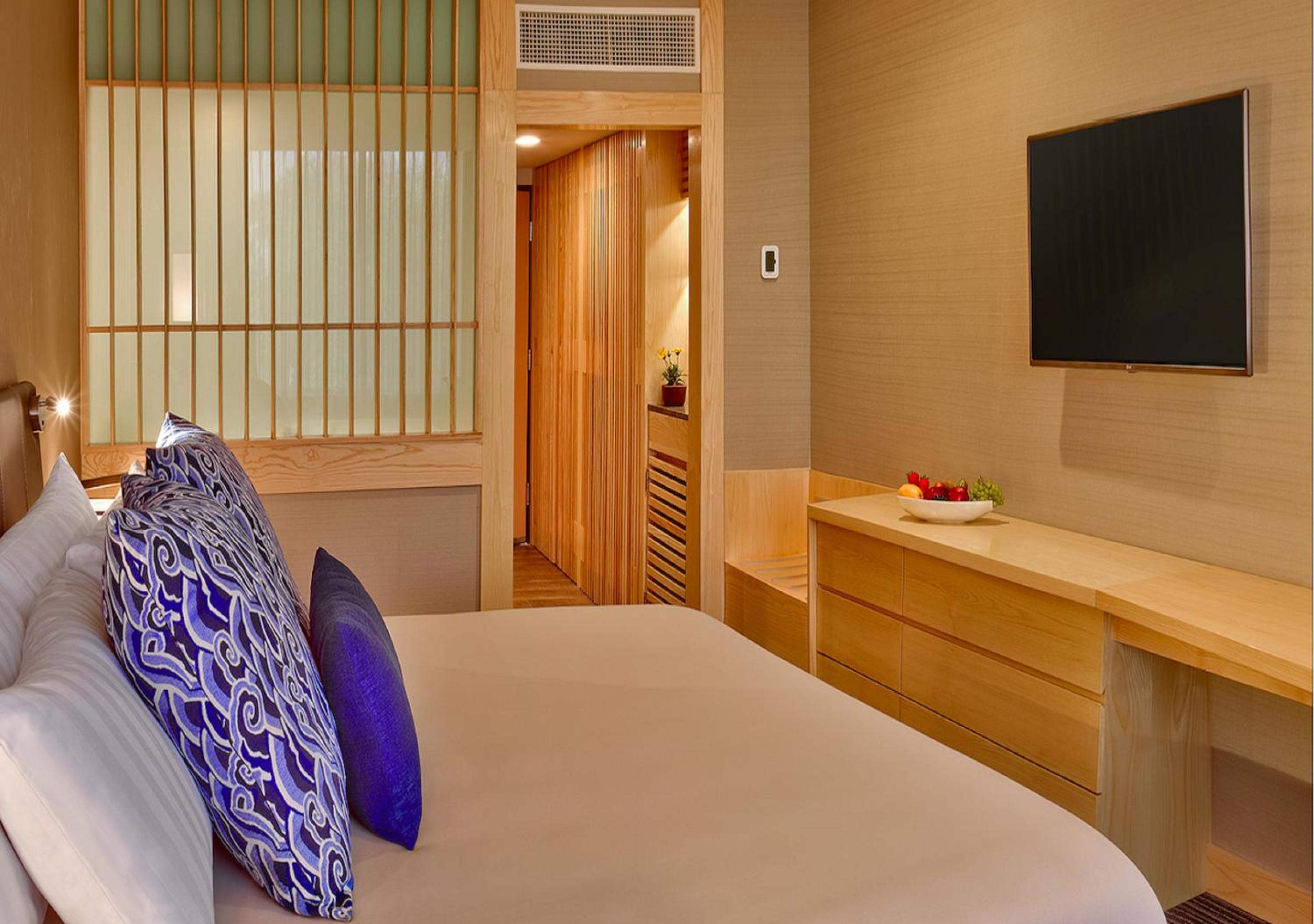 Deluxe King Room - Photo 2