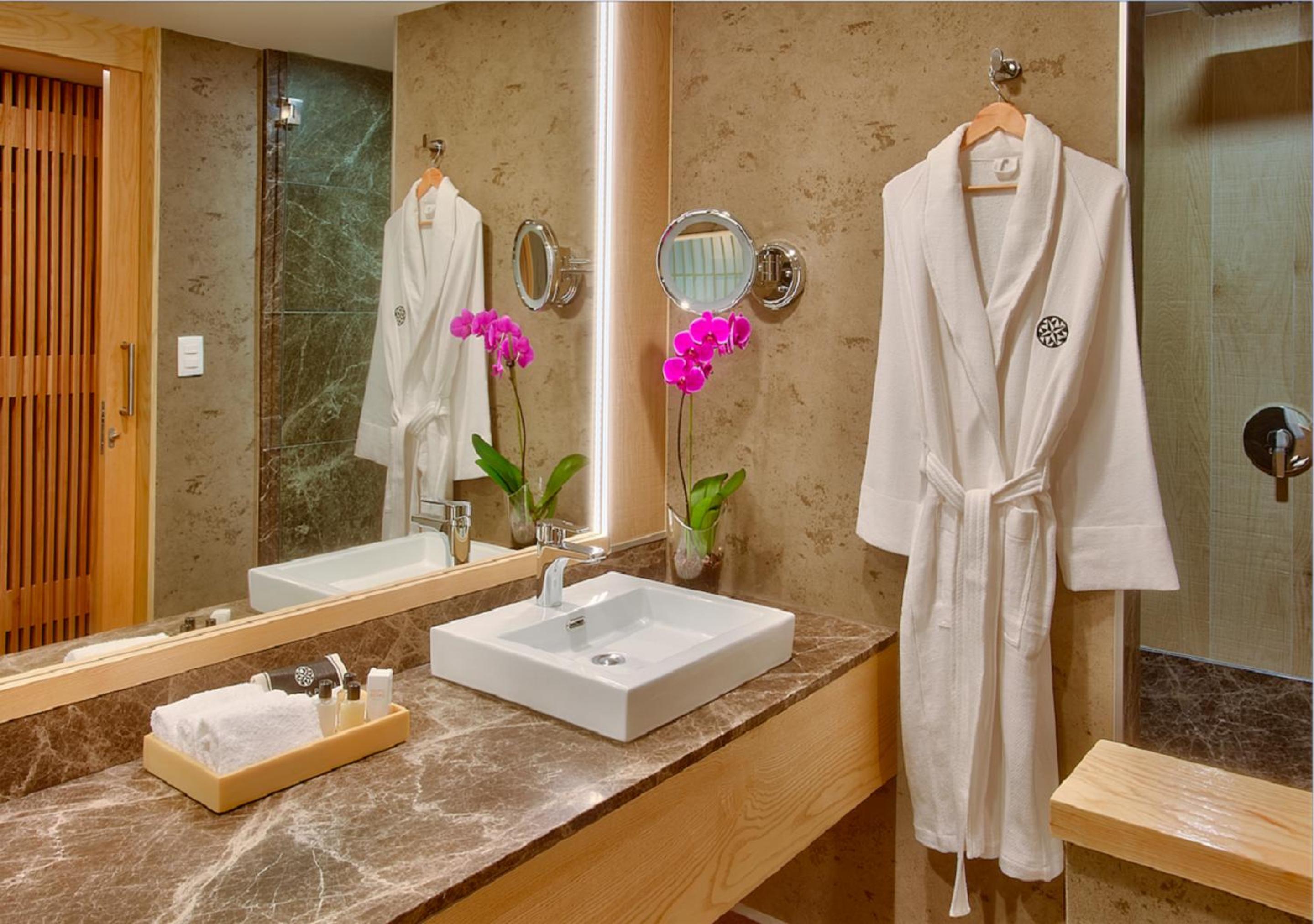 Deluxe King Room - Photo 4