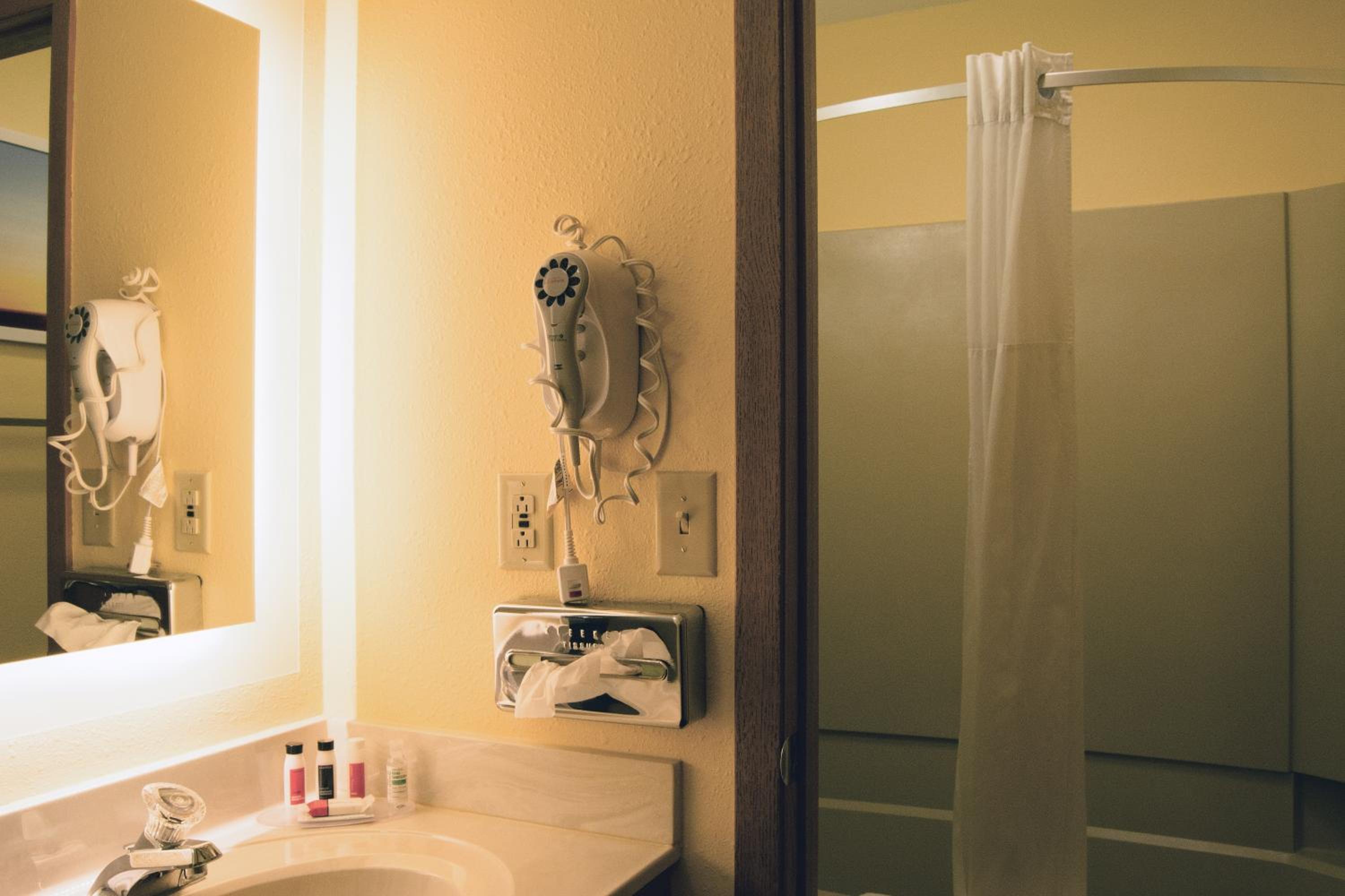 Queen Room - Non-Smoking - Photo 3
