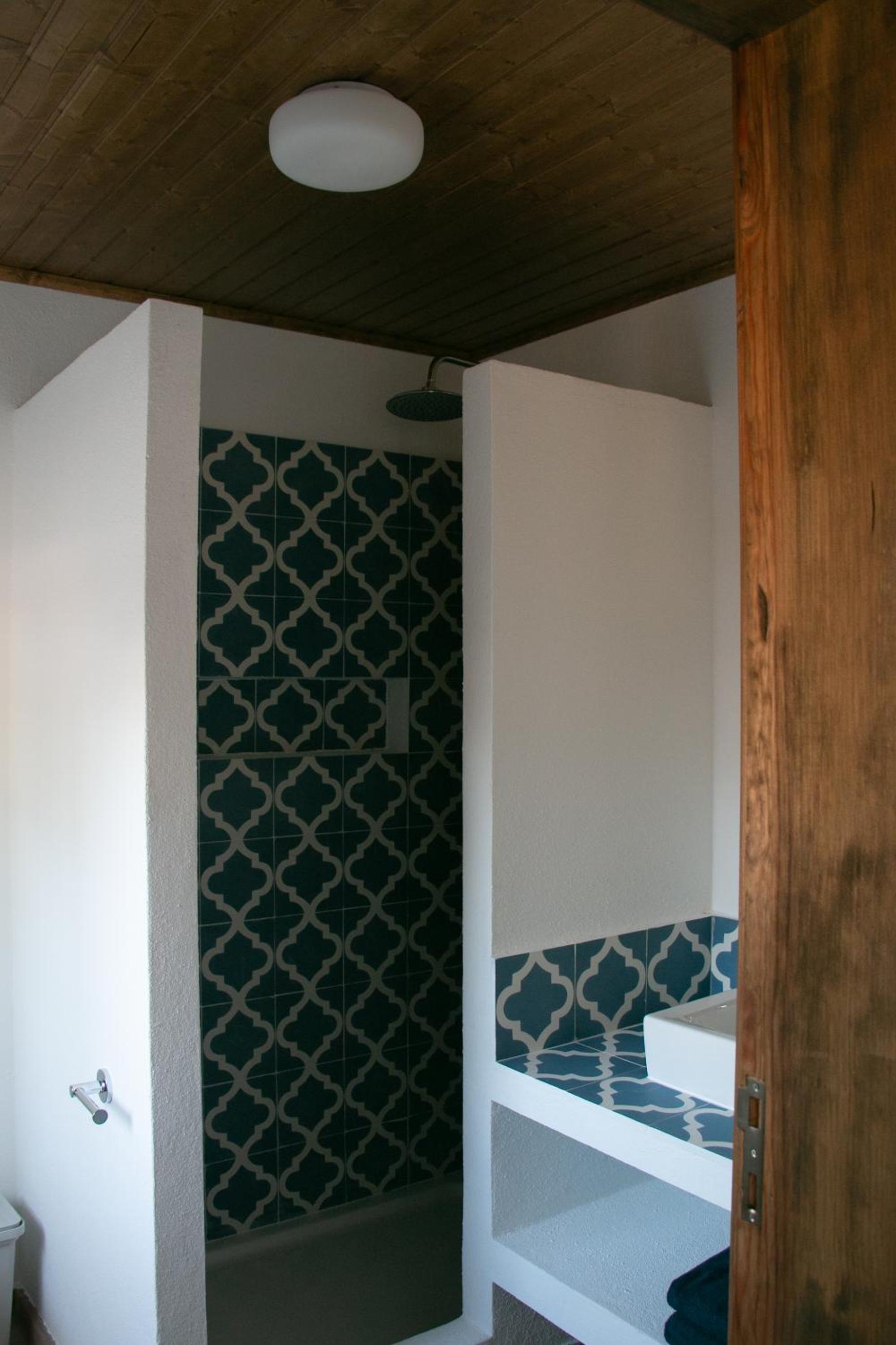Deluxe King Room - Photo 8