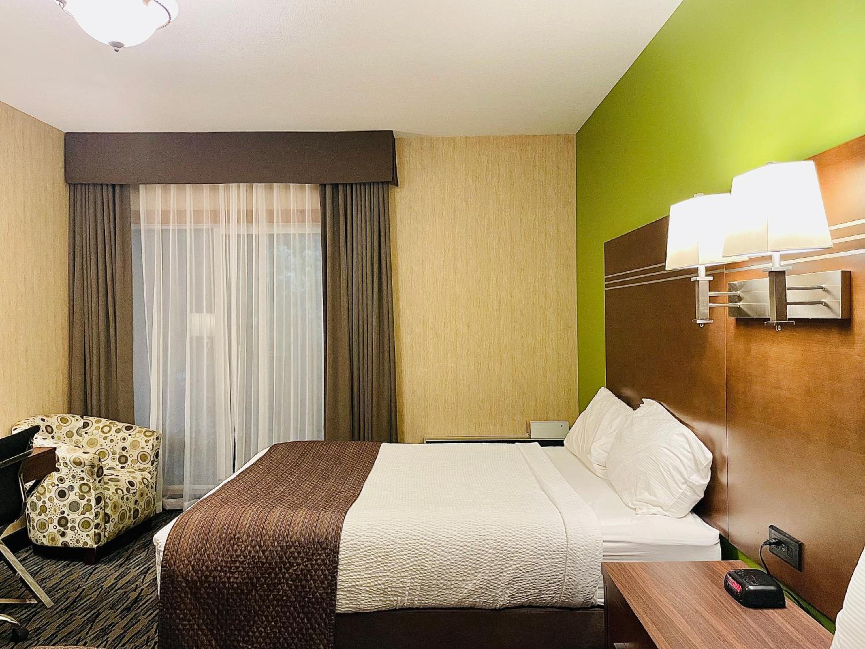 Queen Room with Two Queen Beds - Photo 3