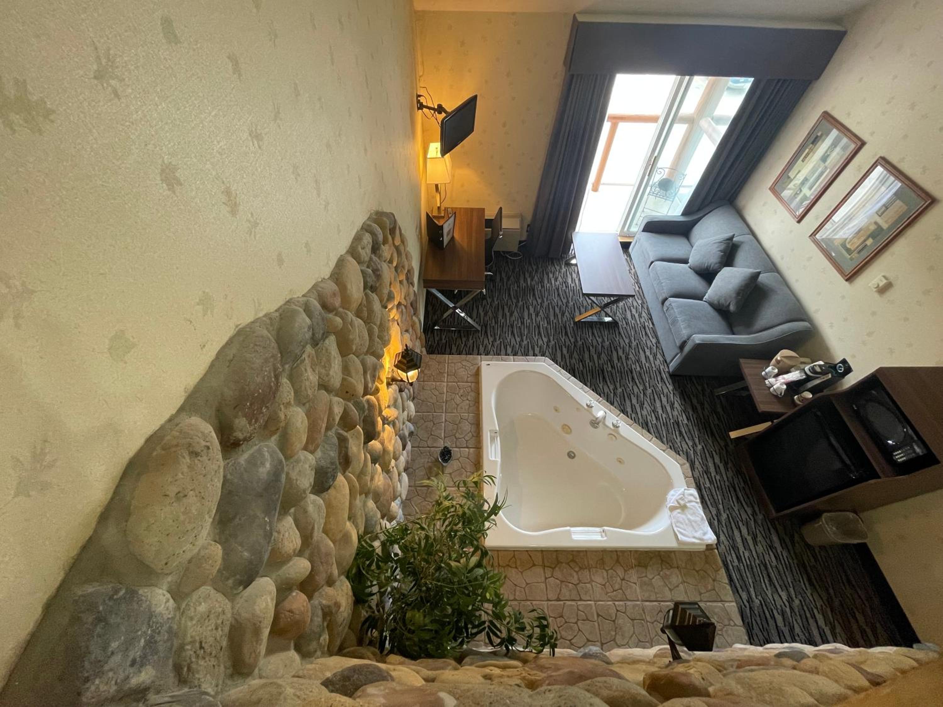 King Suite - Photo 6