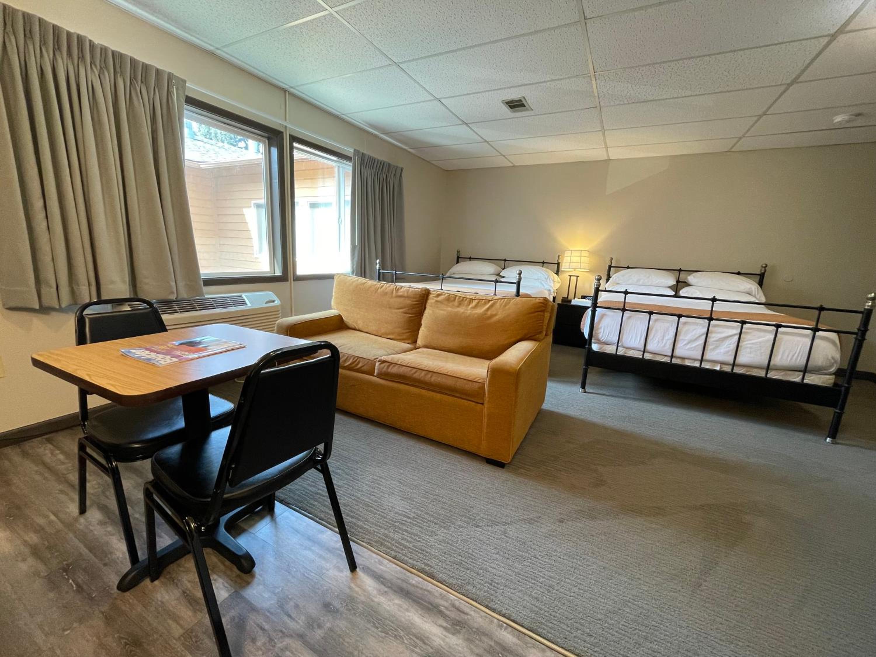 Deluxe Queen Room with Two Queen Beds - Photo 5