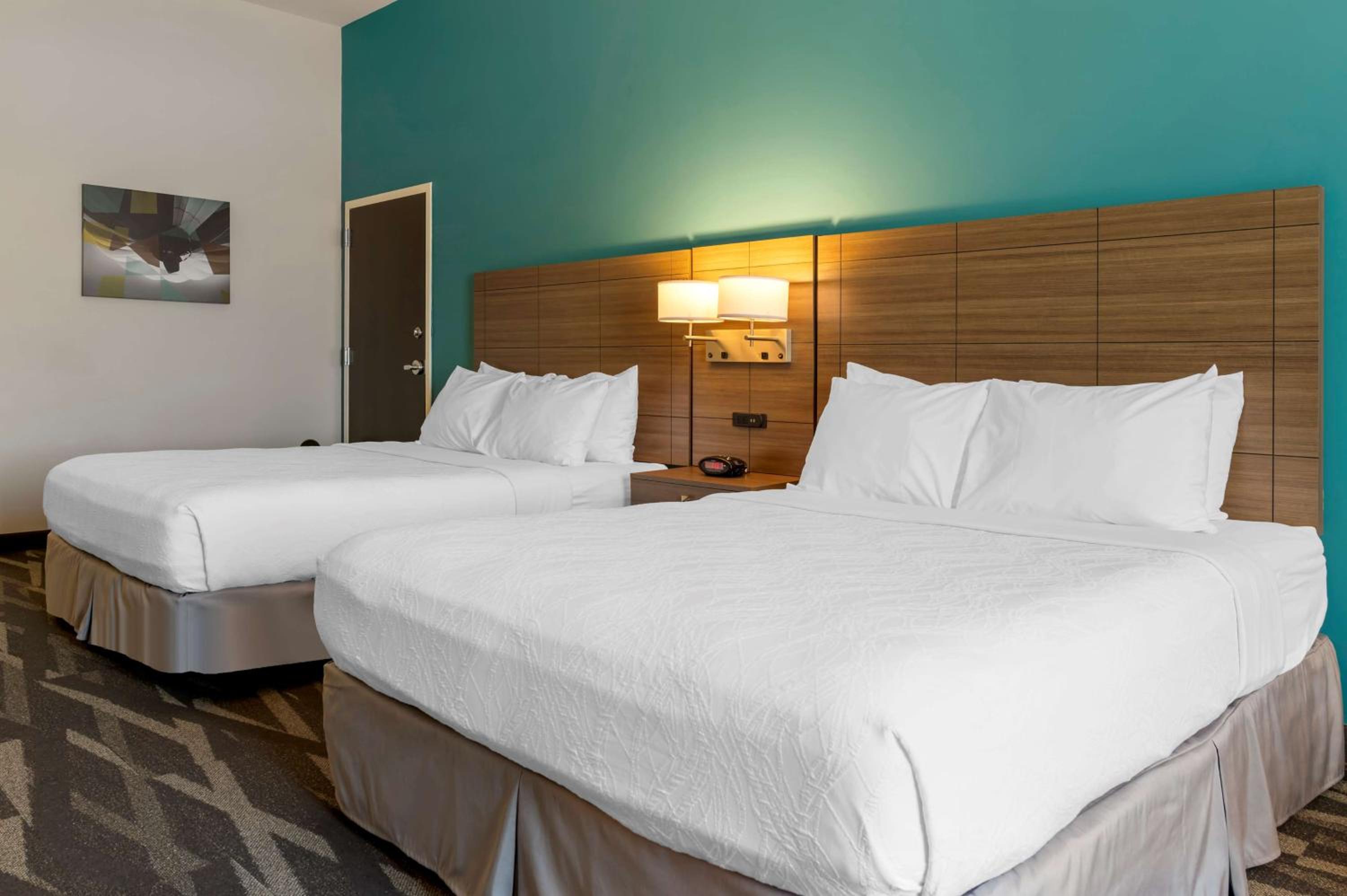 Queen Room with Two Queen Beds and Roll-In Shower - Disability Access/Non-Smoking photo 3