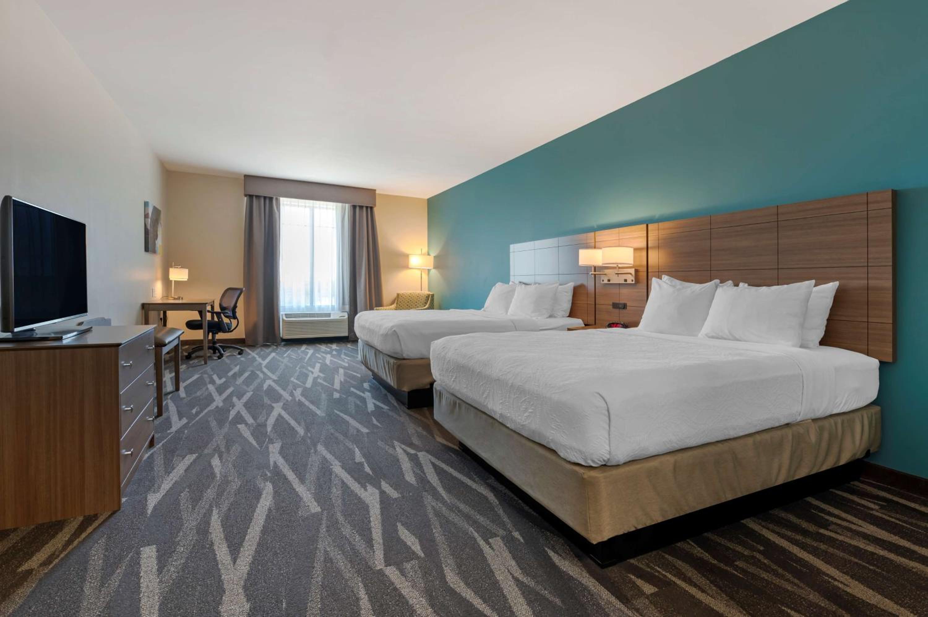 Queen Room with Two Queen Beds photo 1