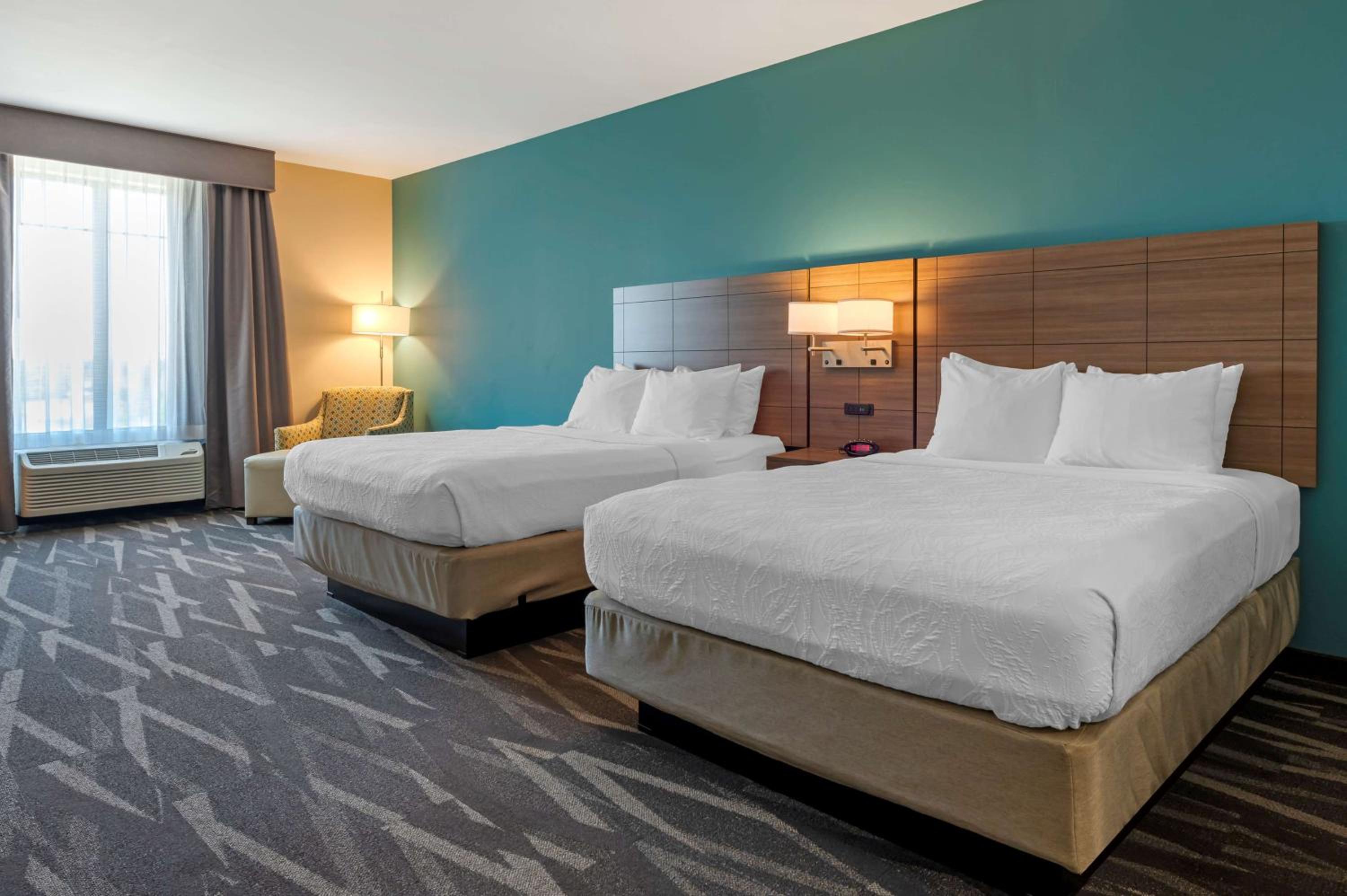 Queen Room with Two Queen Beds photo 3