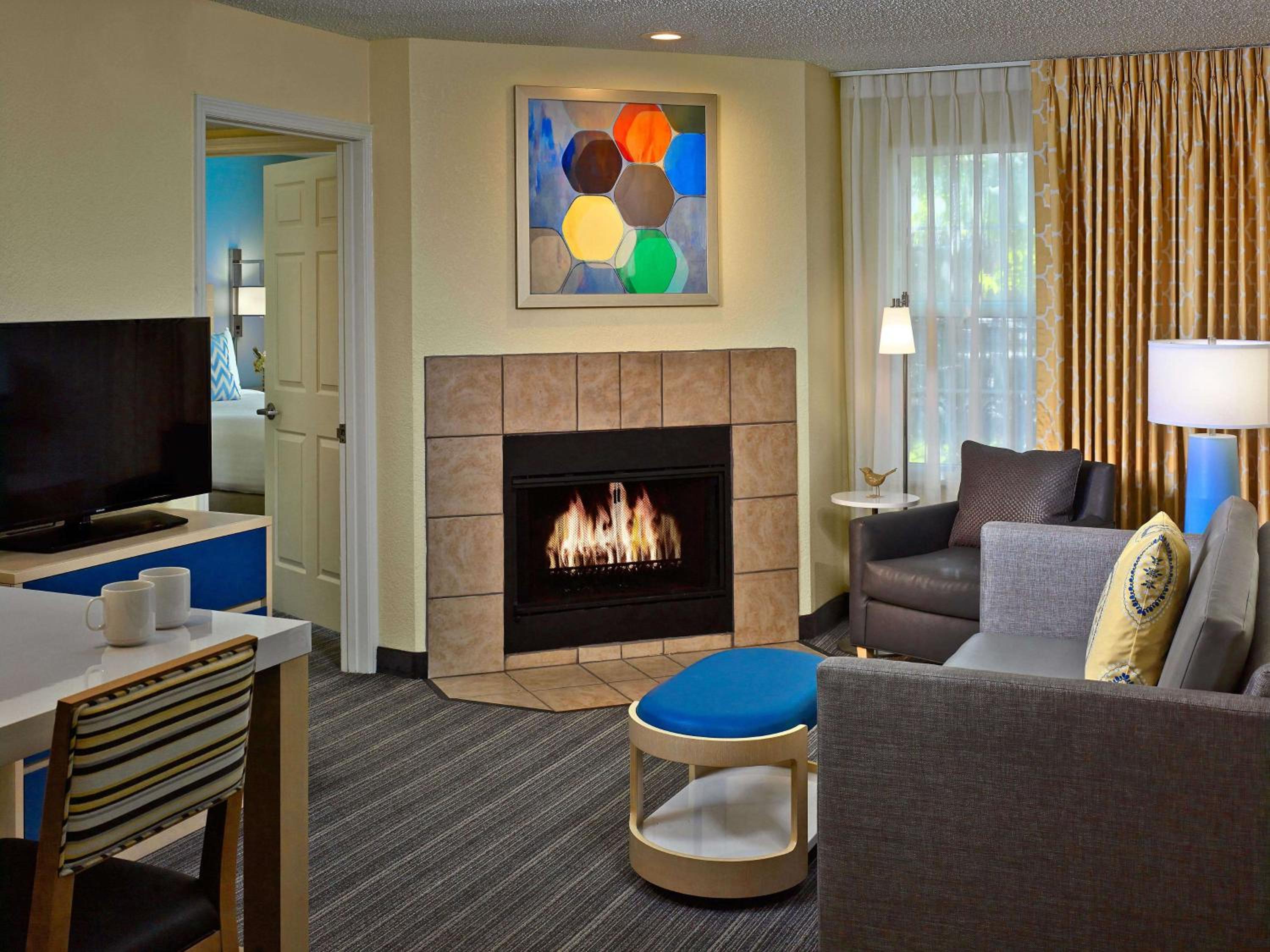 One-Bedroom King Suite with Fireplace - Photo 4
