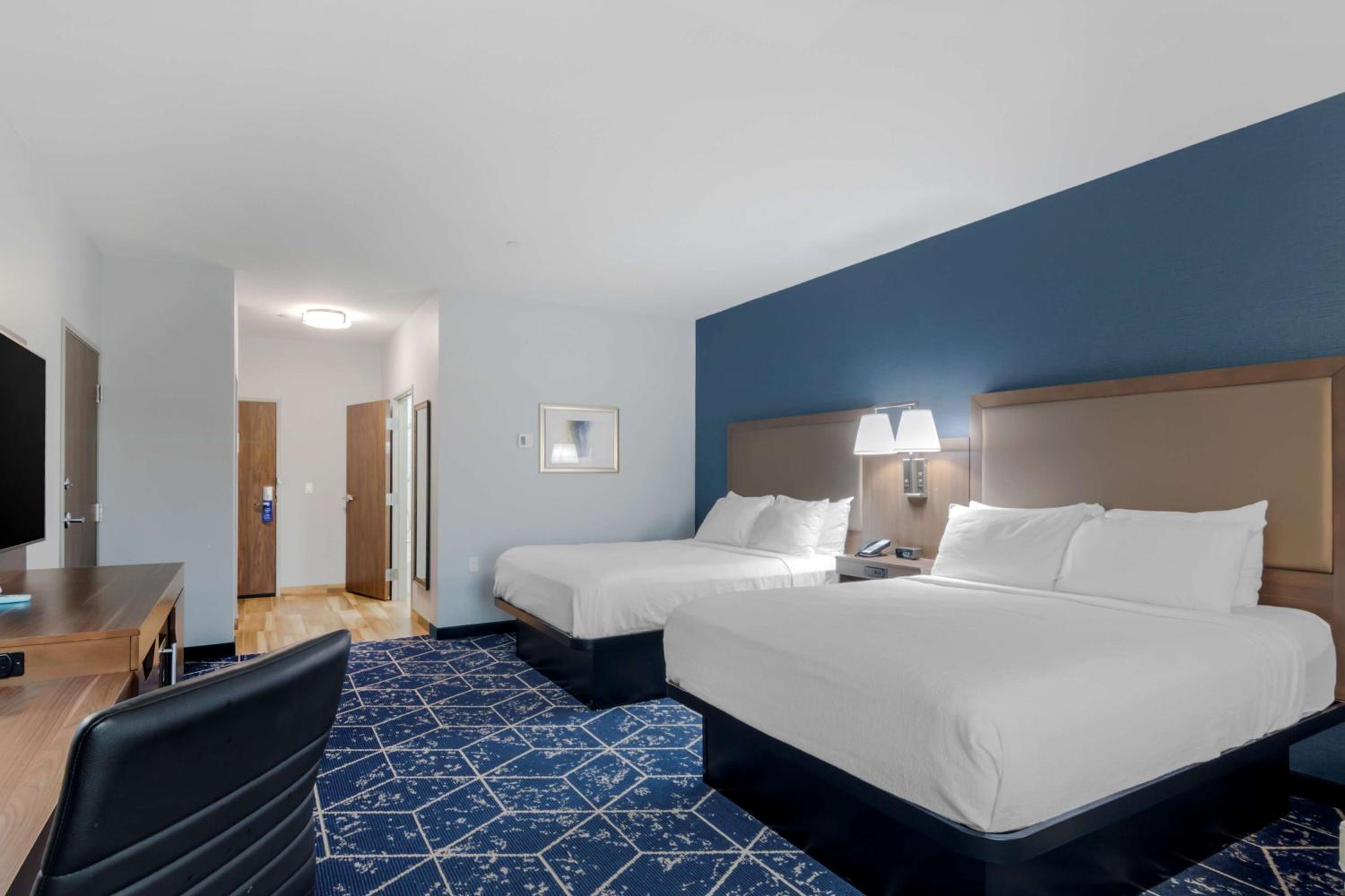 Queen Room with Two Queen Beds - Disability Access - Photo 10