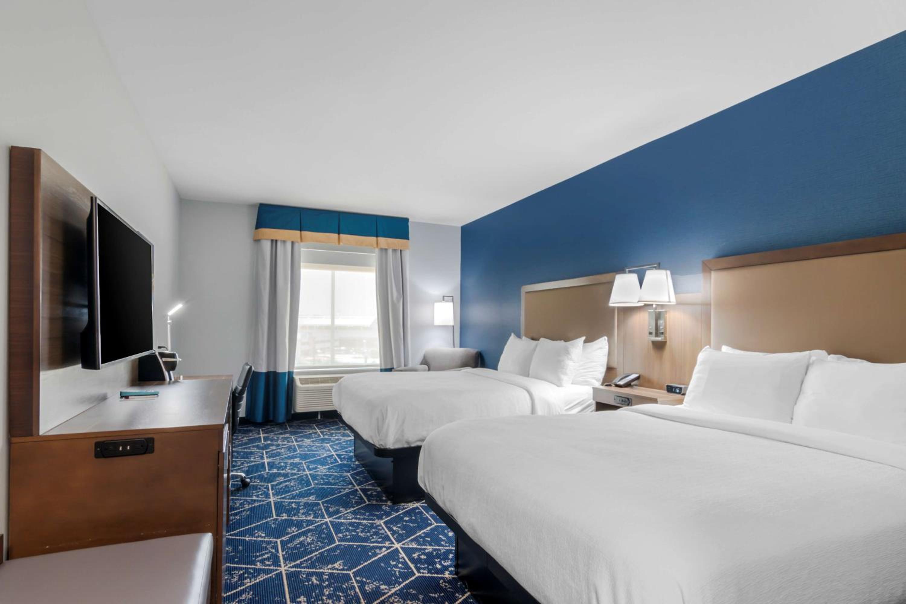 Queen Room with Two Queen Beds - Disability Access - Photo 5