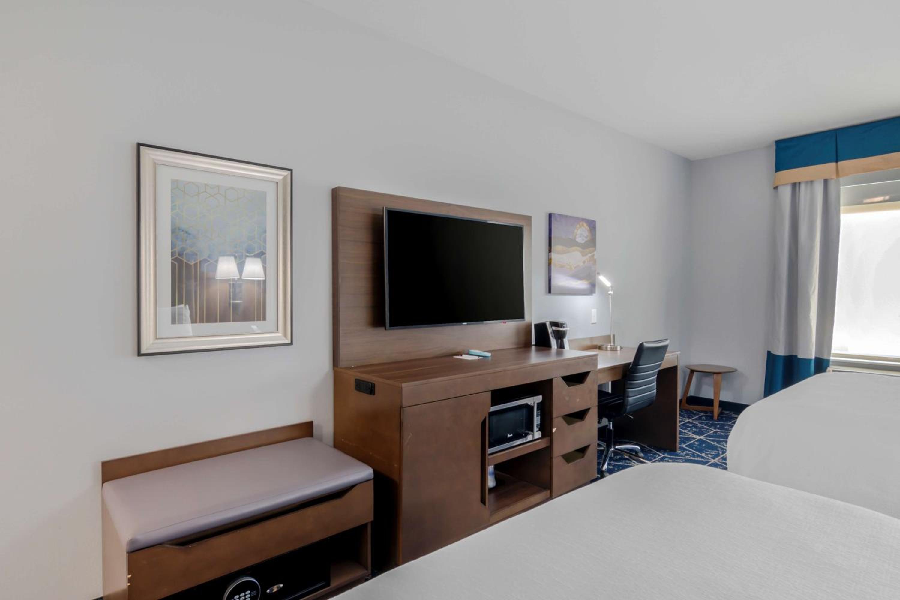 Queen Room with Two Queen Beds - Disability Access - Photo 6