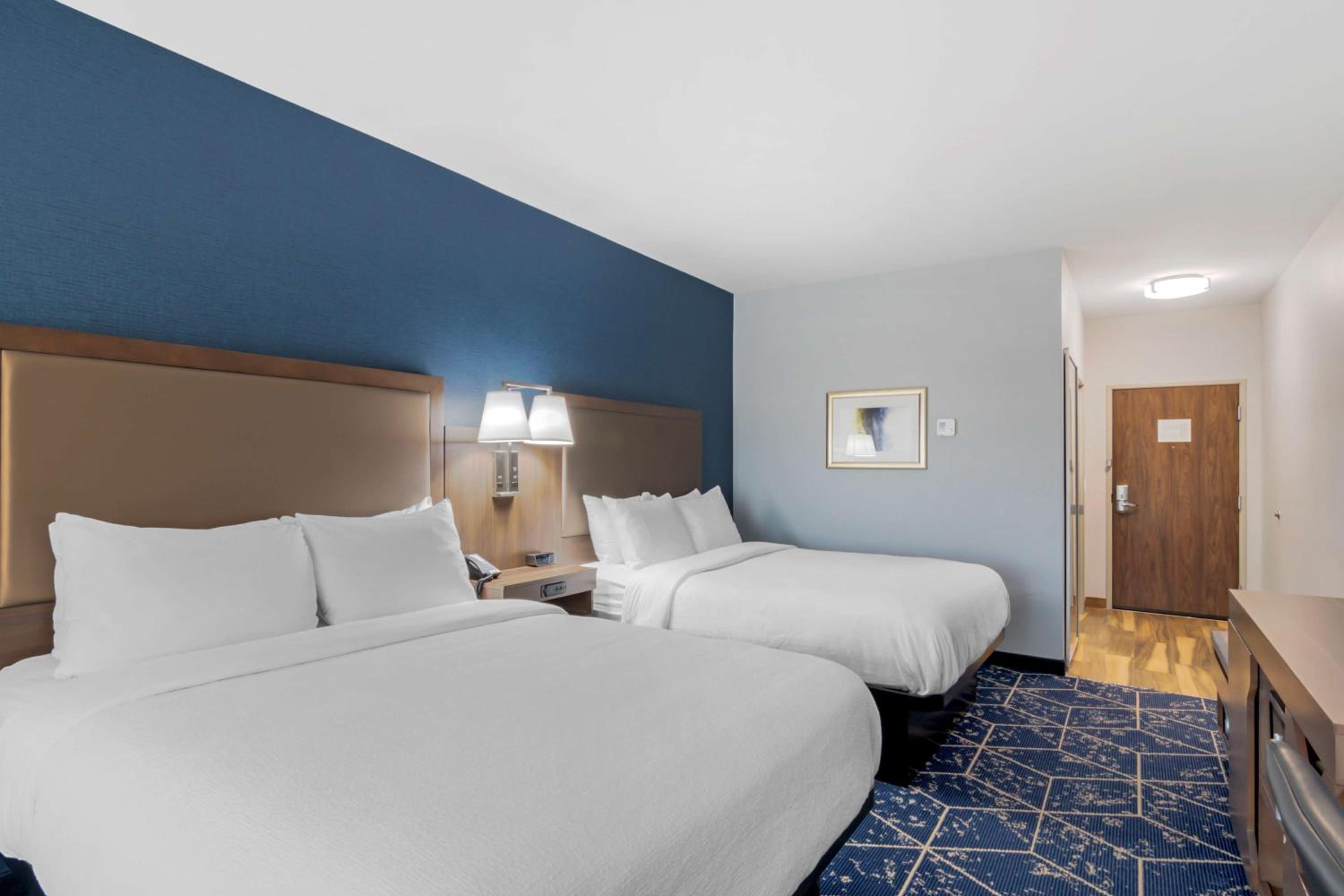 Queen Room with Two Queen Beds - Disability Access - Photo 8