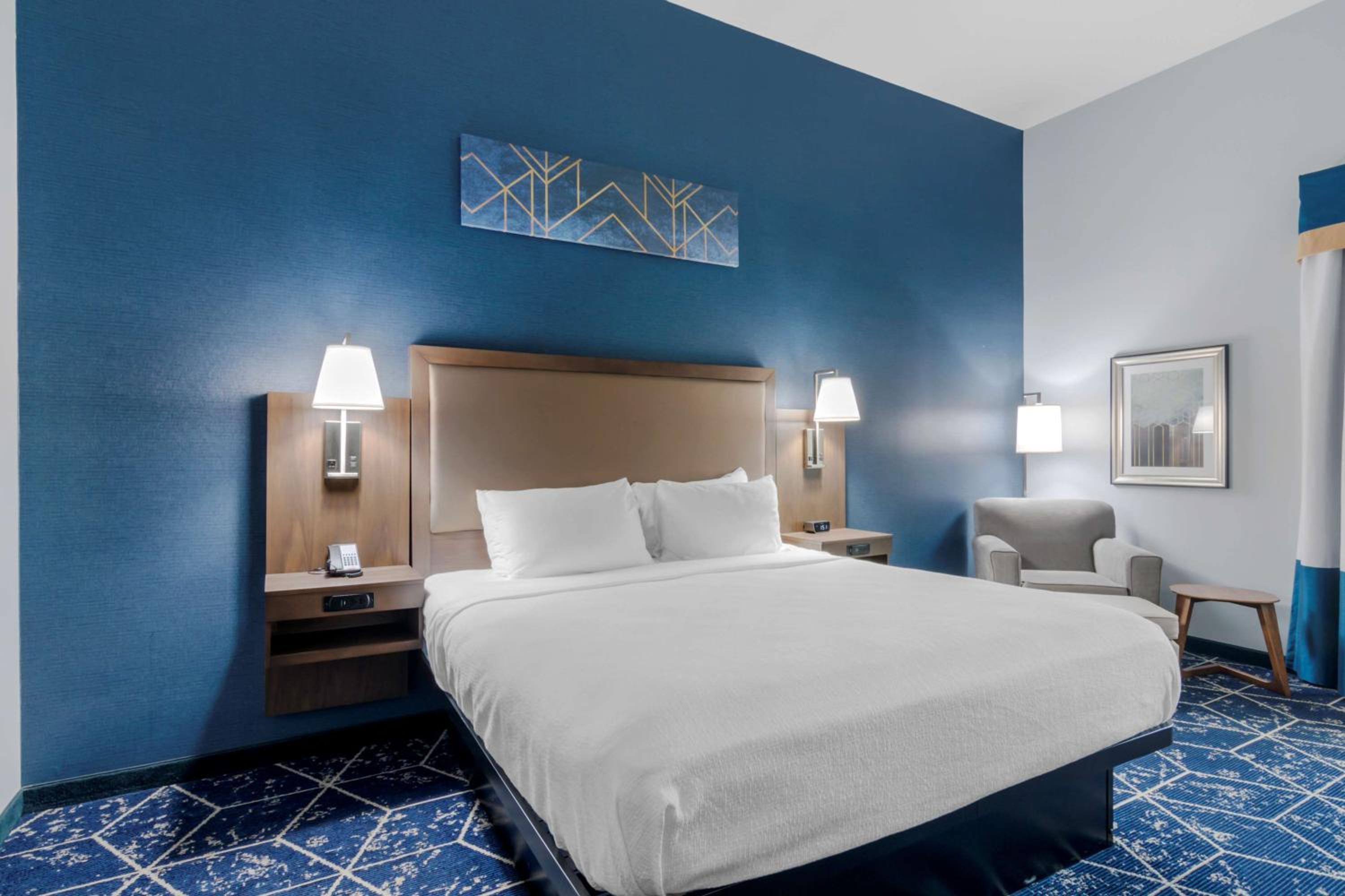 King Room with Roll-In Shower - Mobility Accessible - Photo 8