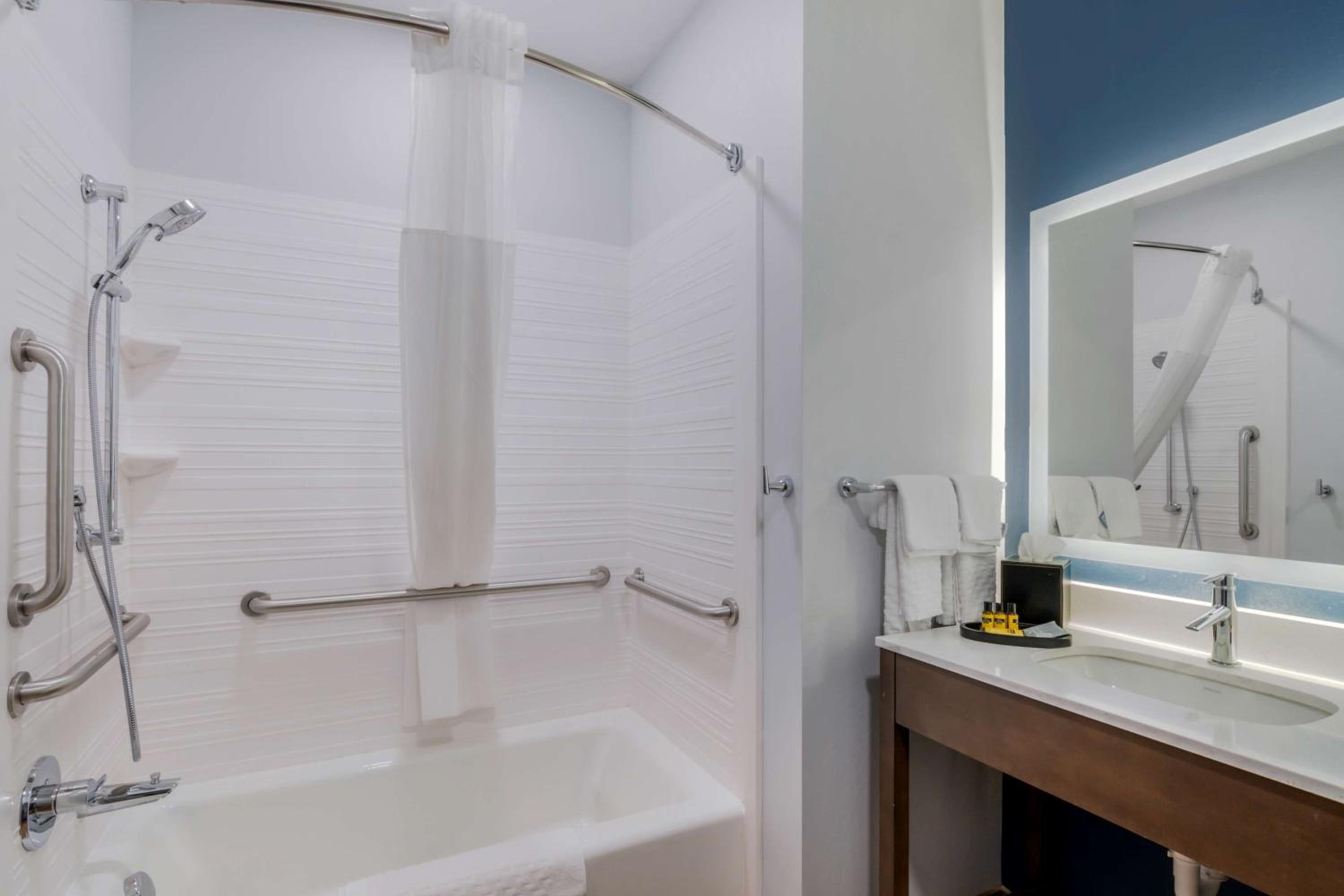 Queen Room with Two Queen Beds - Disability Access - Photo 4