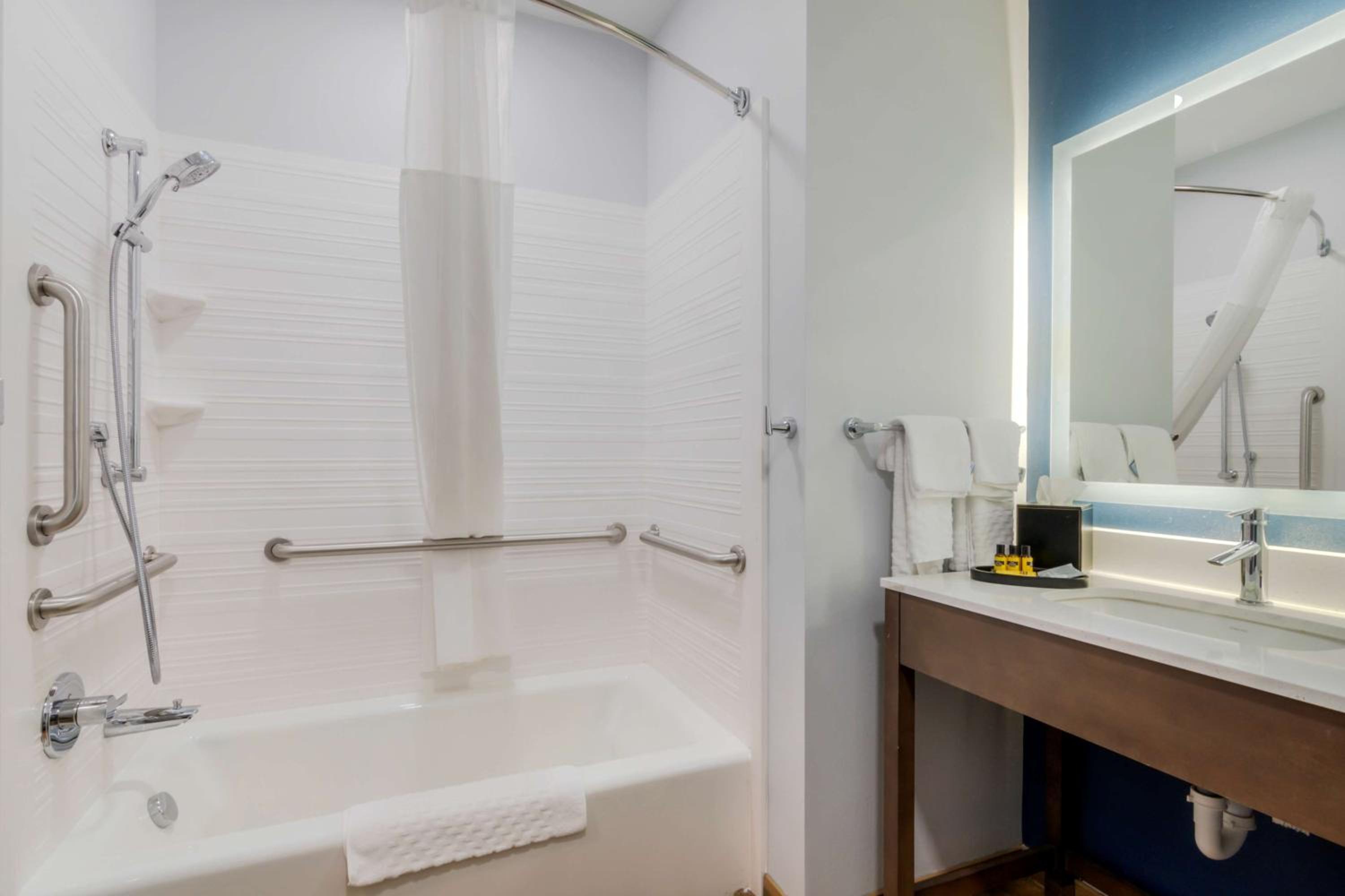 Queen Room with Two Queen Beds - Disability Access - Photo 9