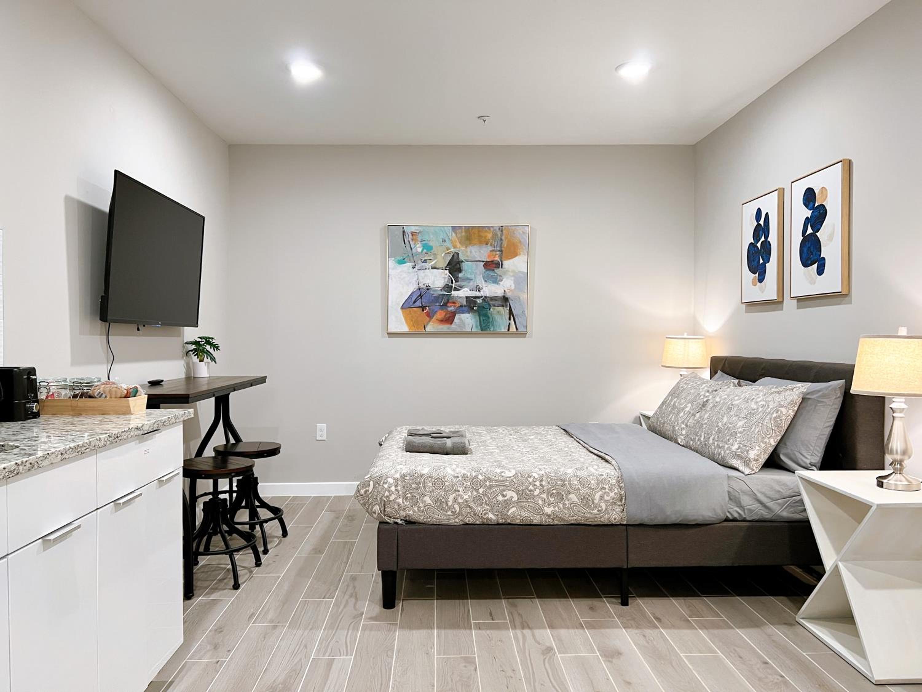 Studio Apartment - Photo 1