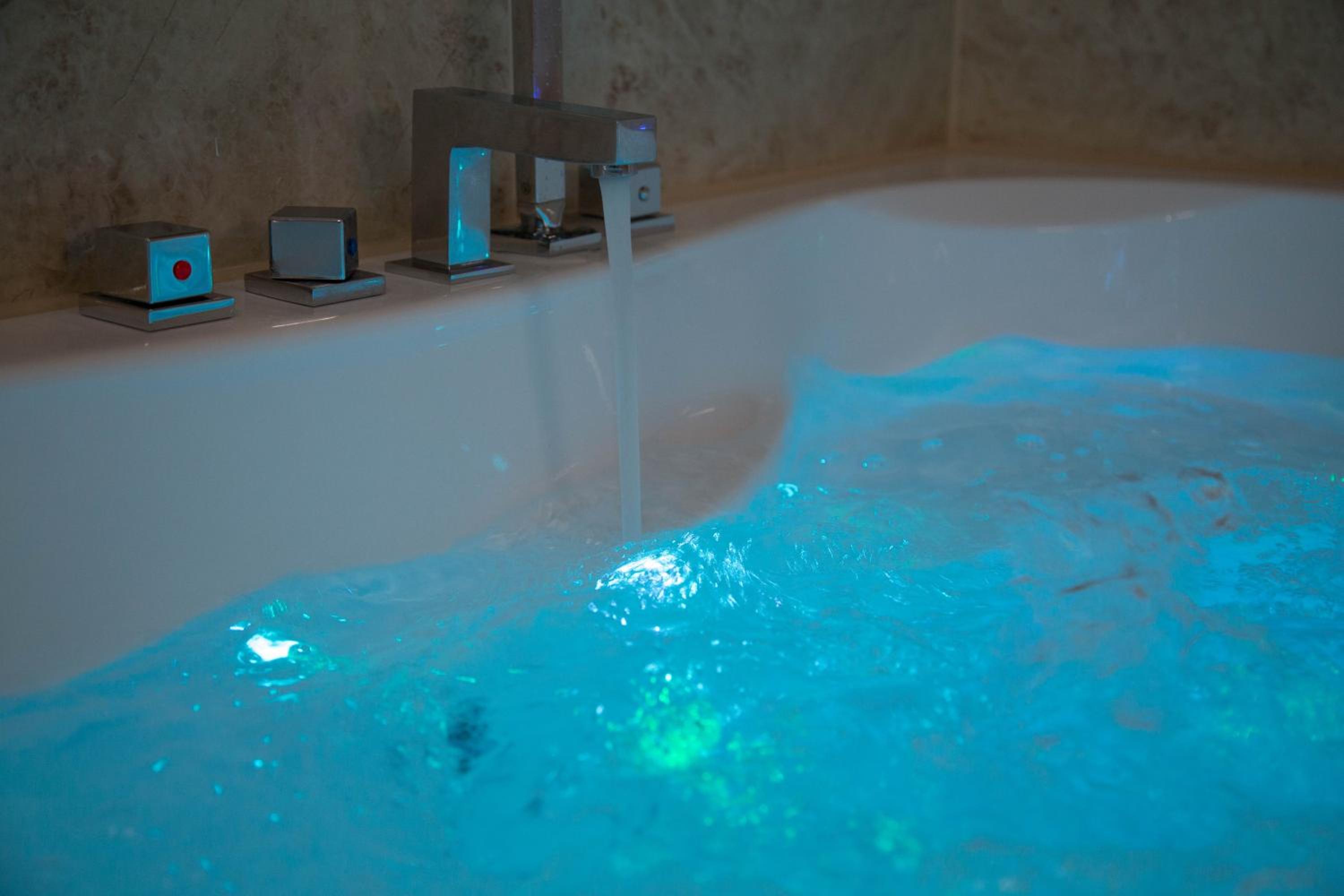 Deluxe Suite with Spa Bath - Photo 6