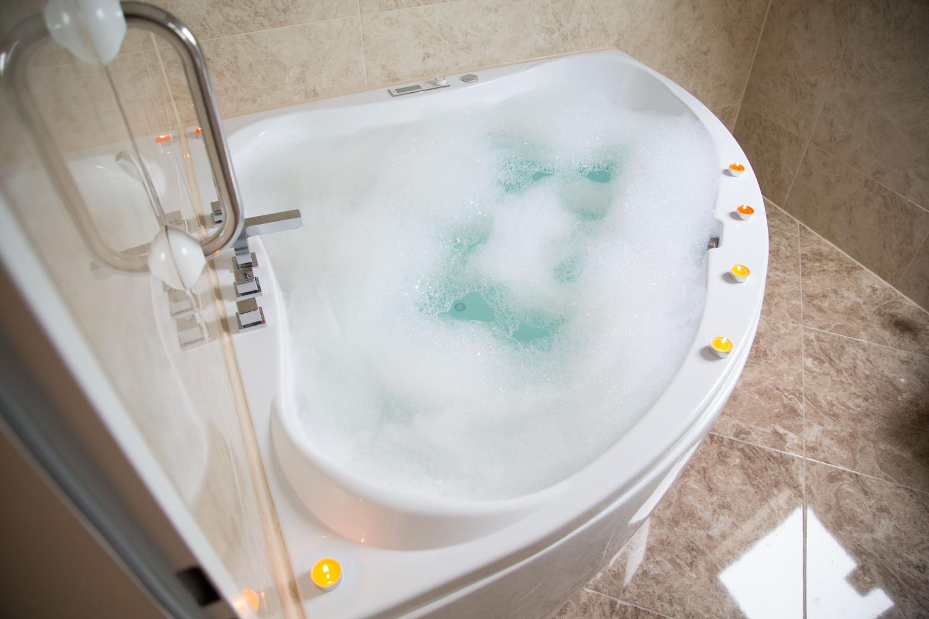 Deluxe Suite with Spa Bath - Photo 5