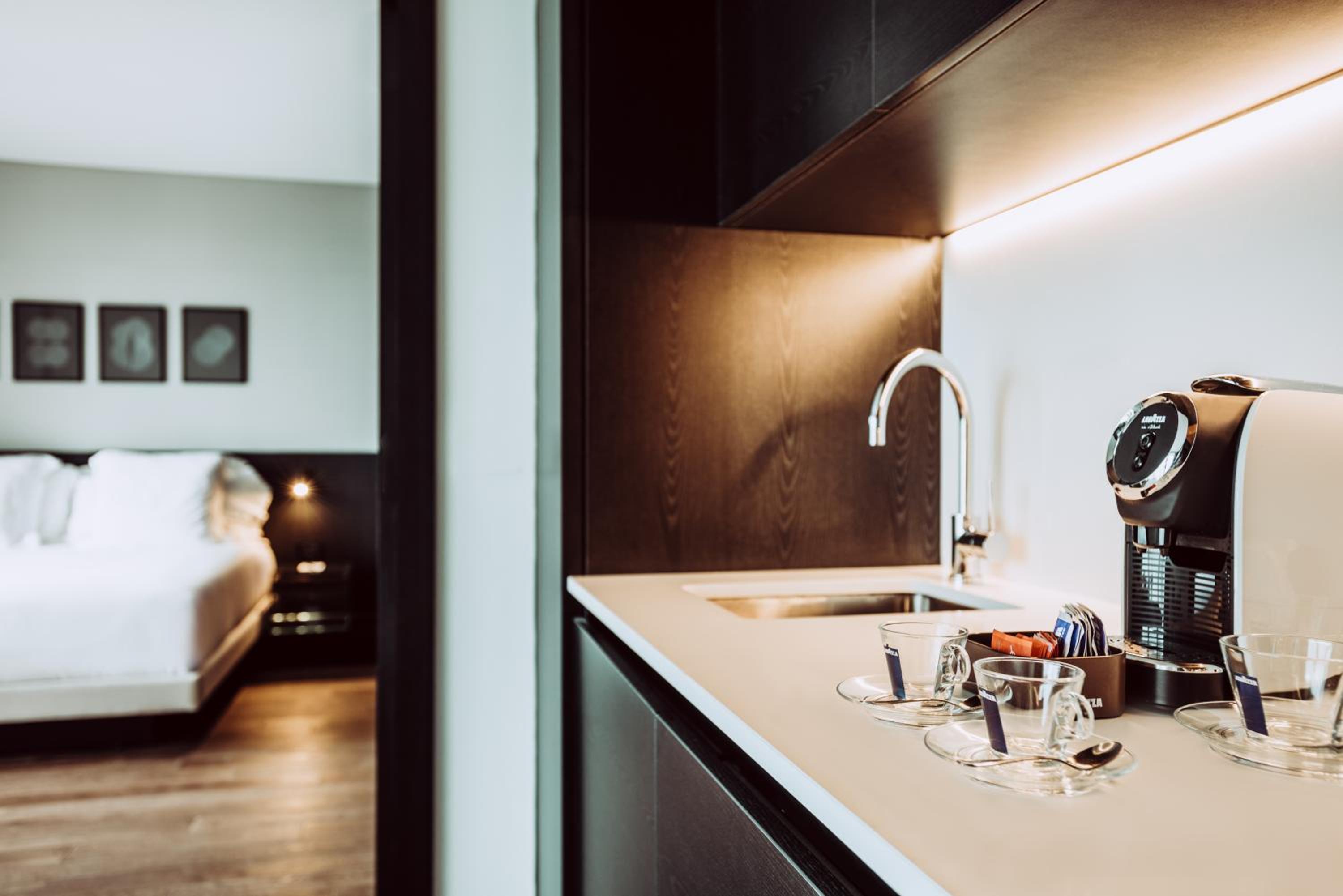 Deluxe King Suite with View thumbnail 5
