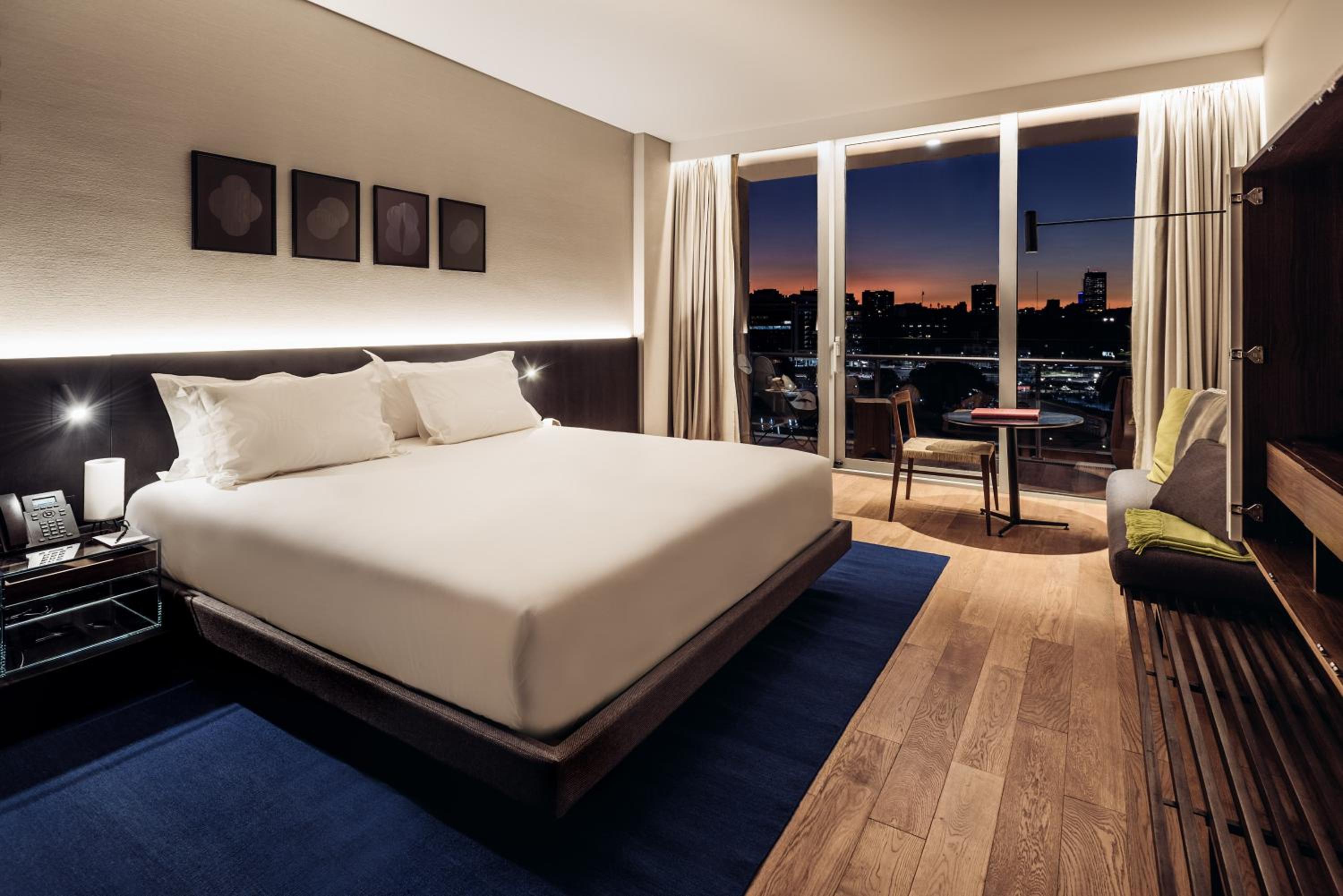 Superior King Room with View