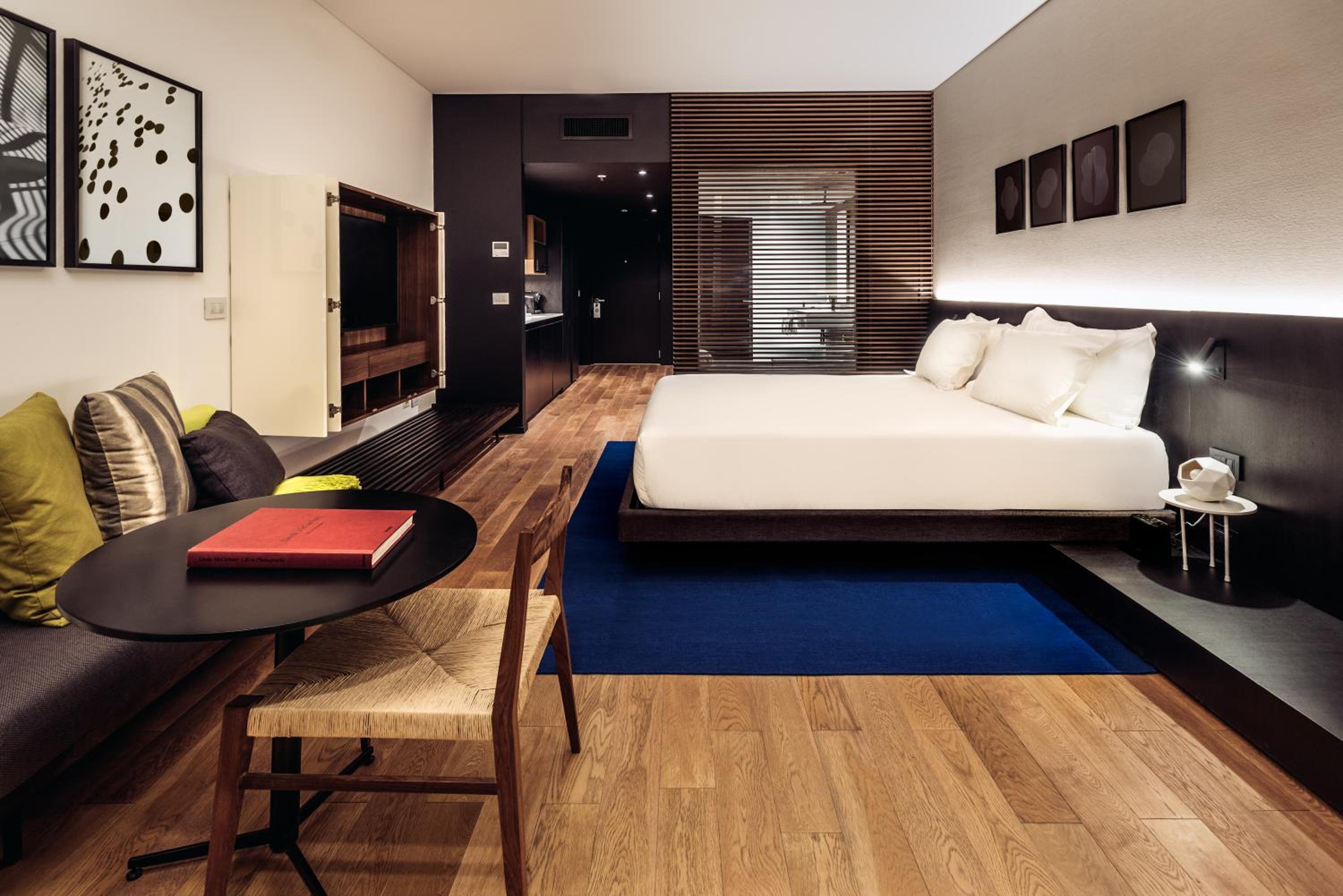 Superior King Room with View thumbnail 5