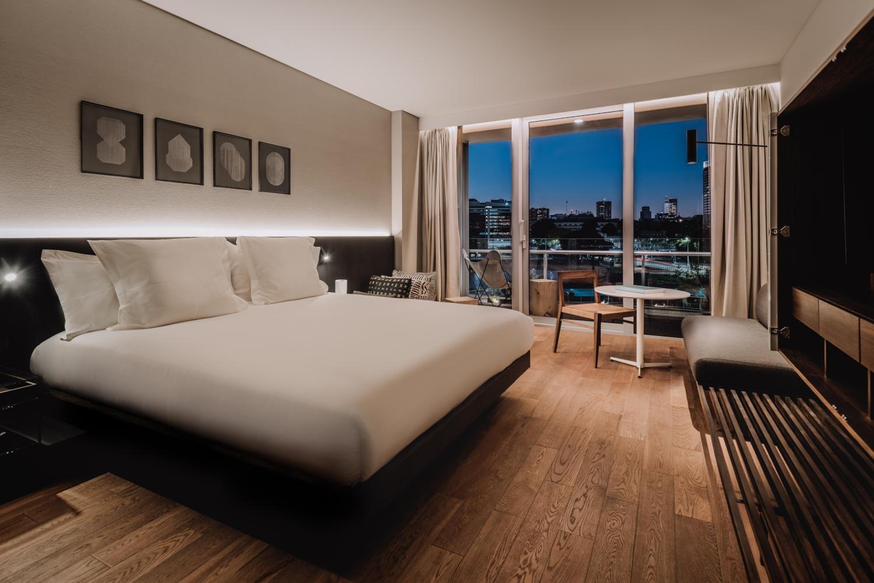 Superior King Room with View thumbnail 5