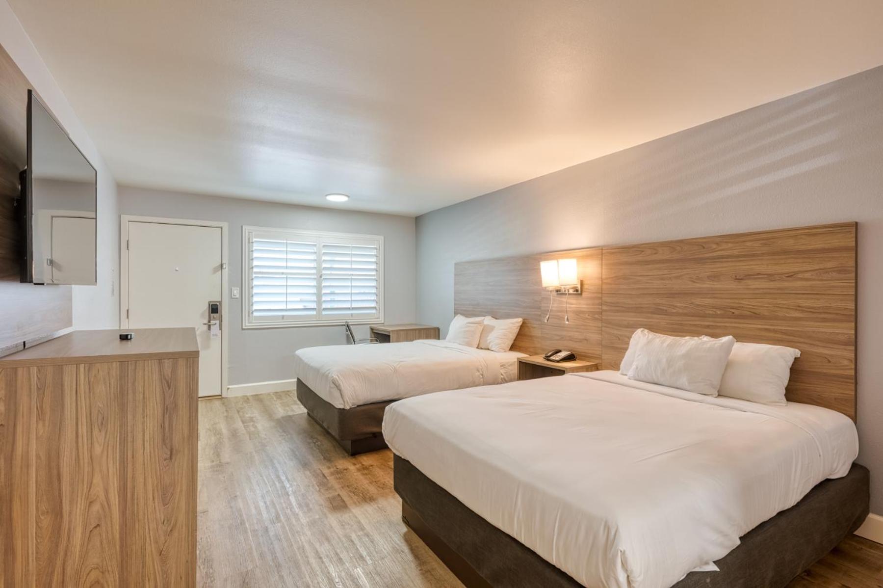 Queen Room with Two Queen Beds photo 3