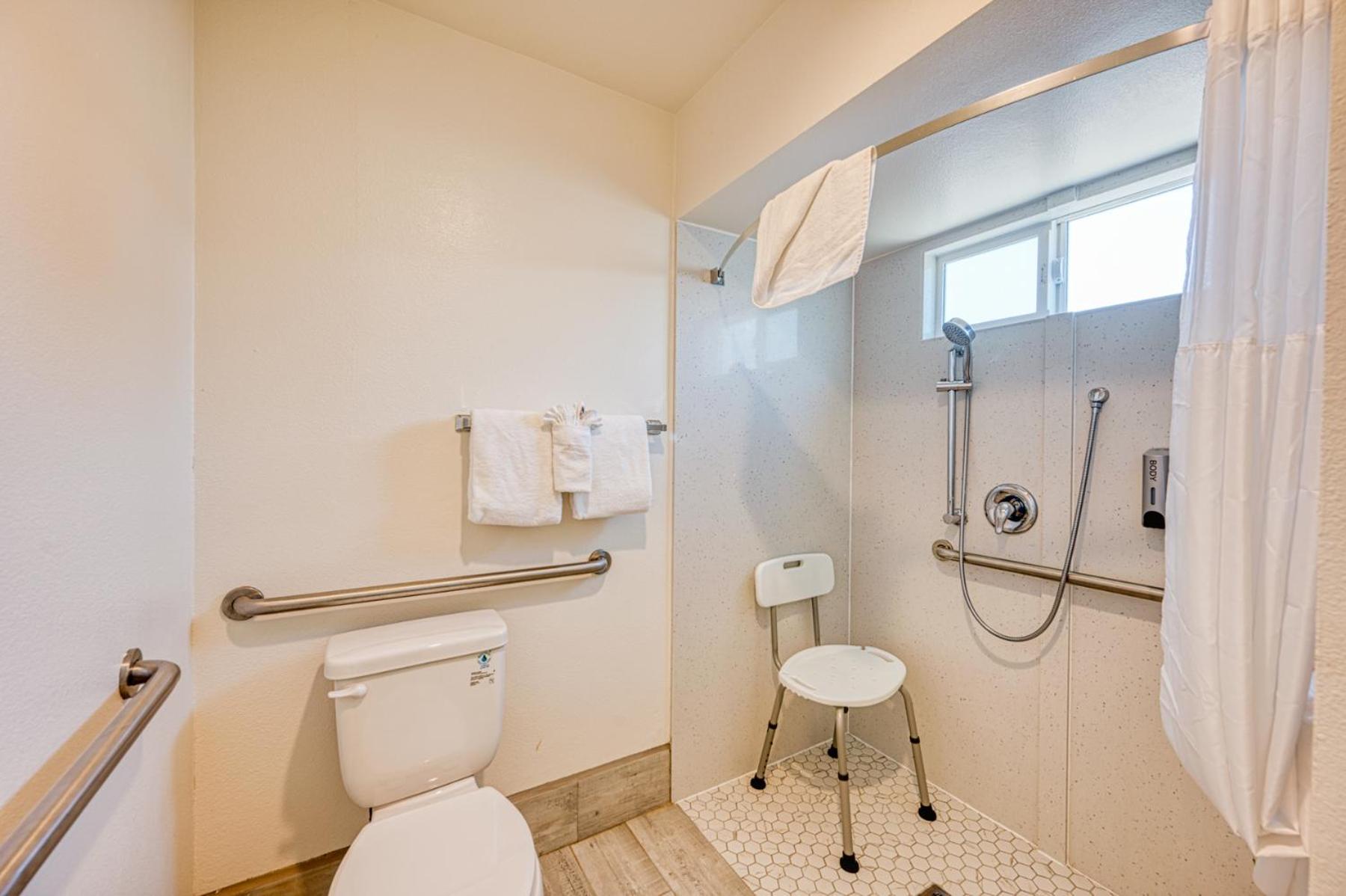 Queen Room with Two Queen Beds - Disability Access photo 3