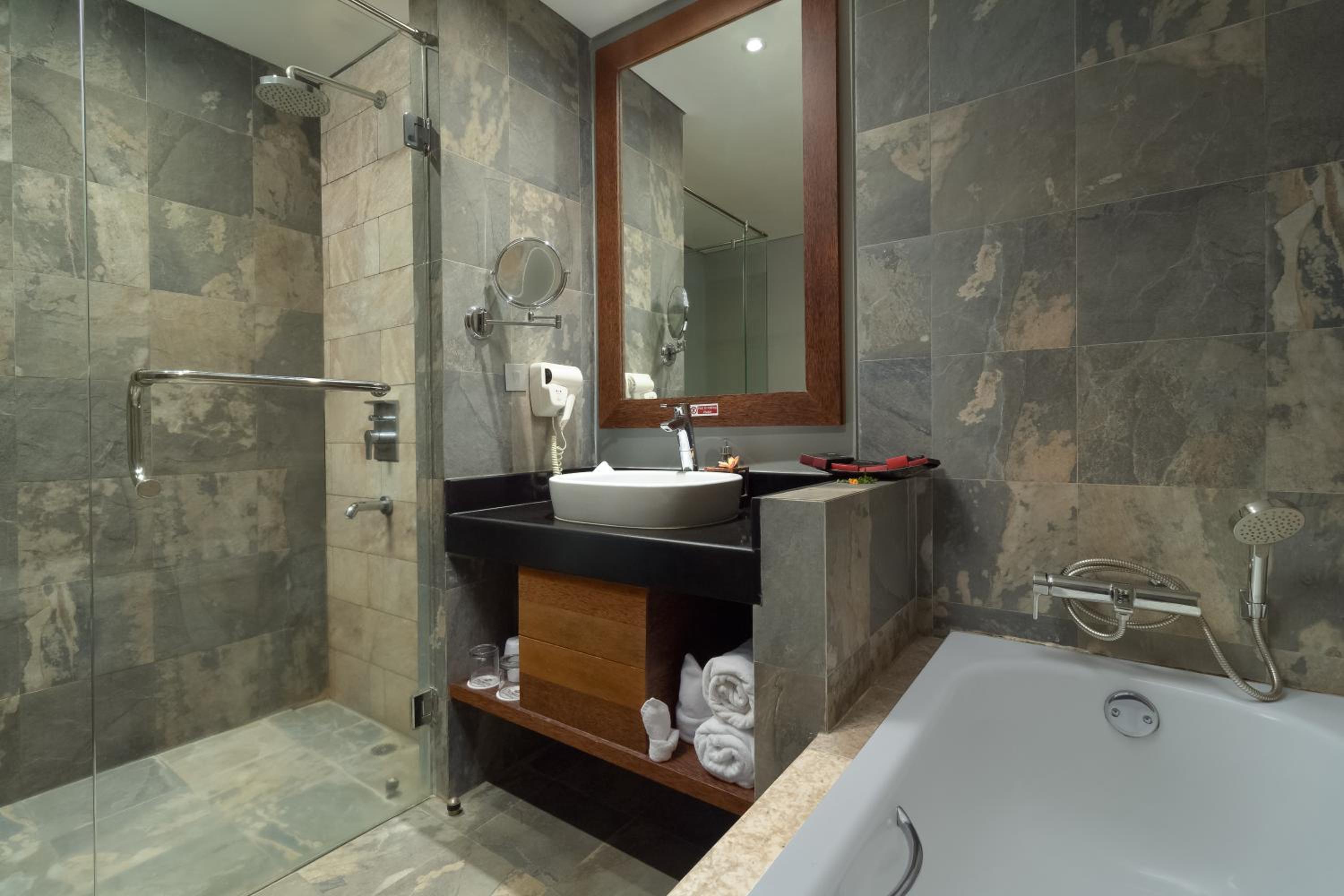 Deluxe Double Room with Pool View and Bath Tub - Non-Smoking