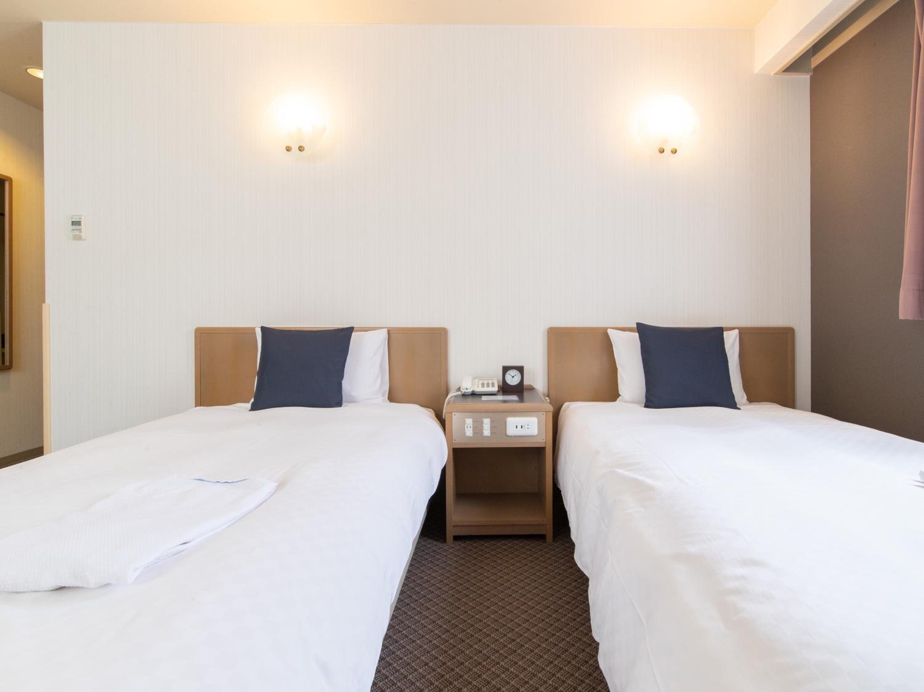 Twin Room - Non-Smoking - Photo 4