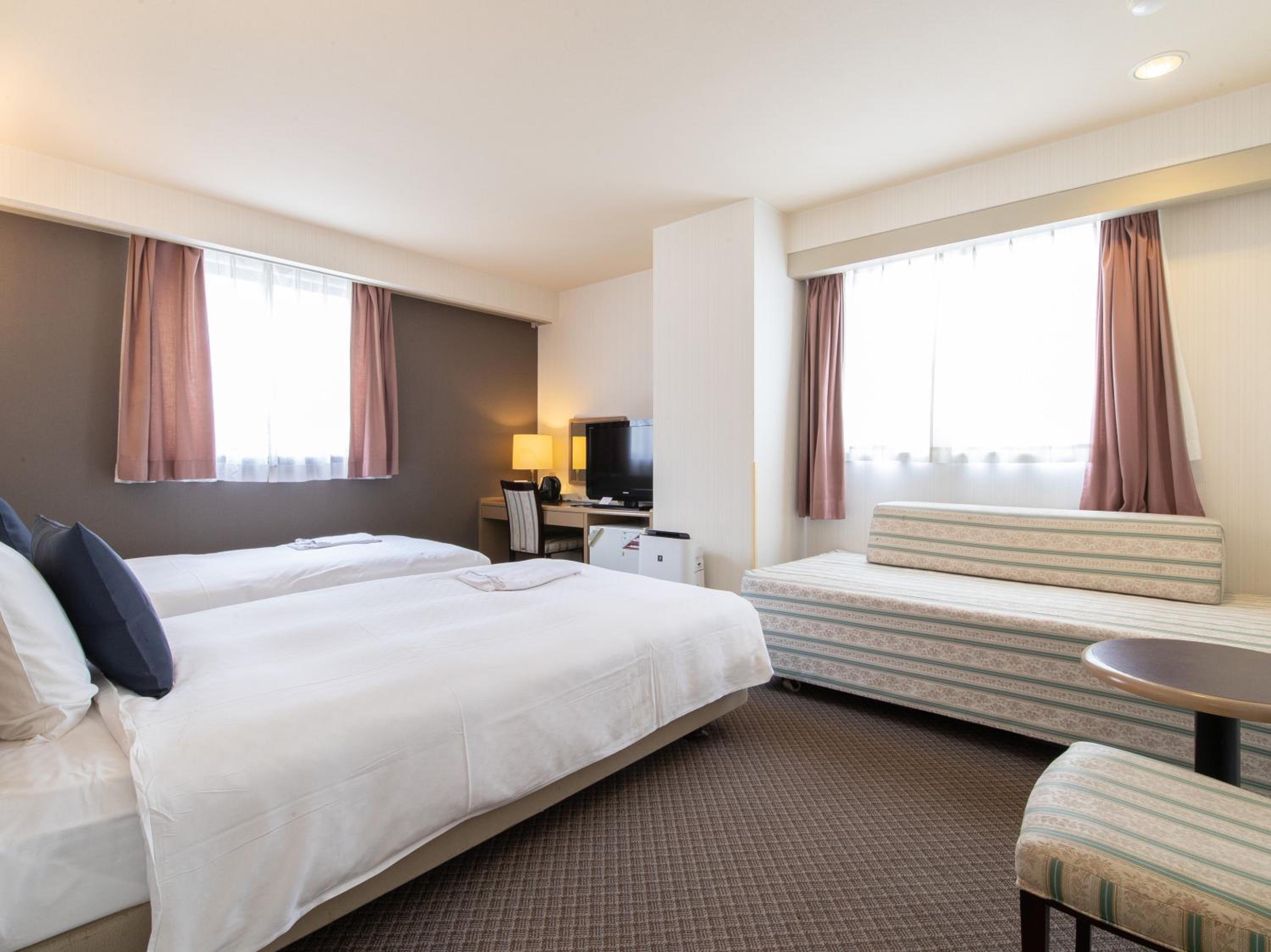 Twin Room - Non-Smoking - Photo 2