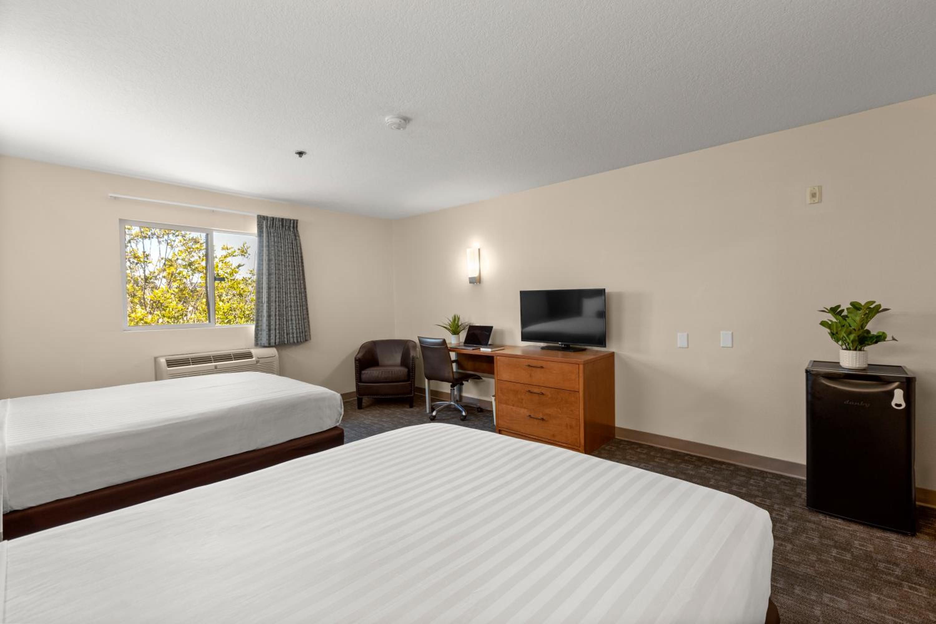 Queen Room with Two Queen Beds - Photo 2