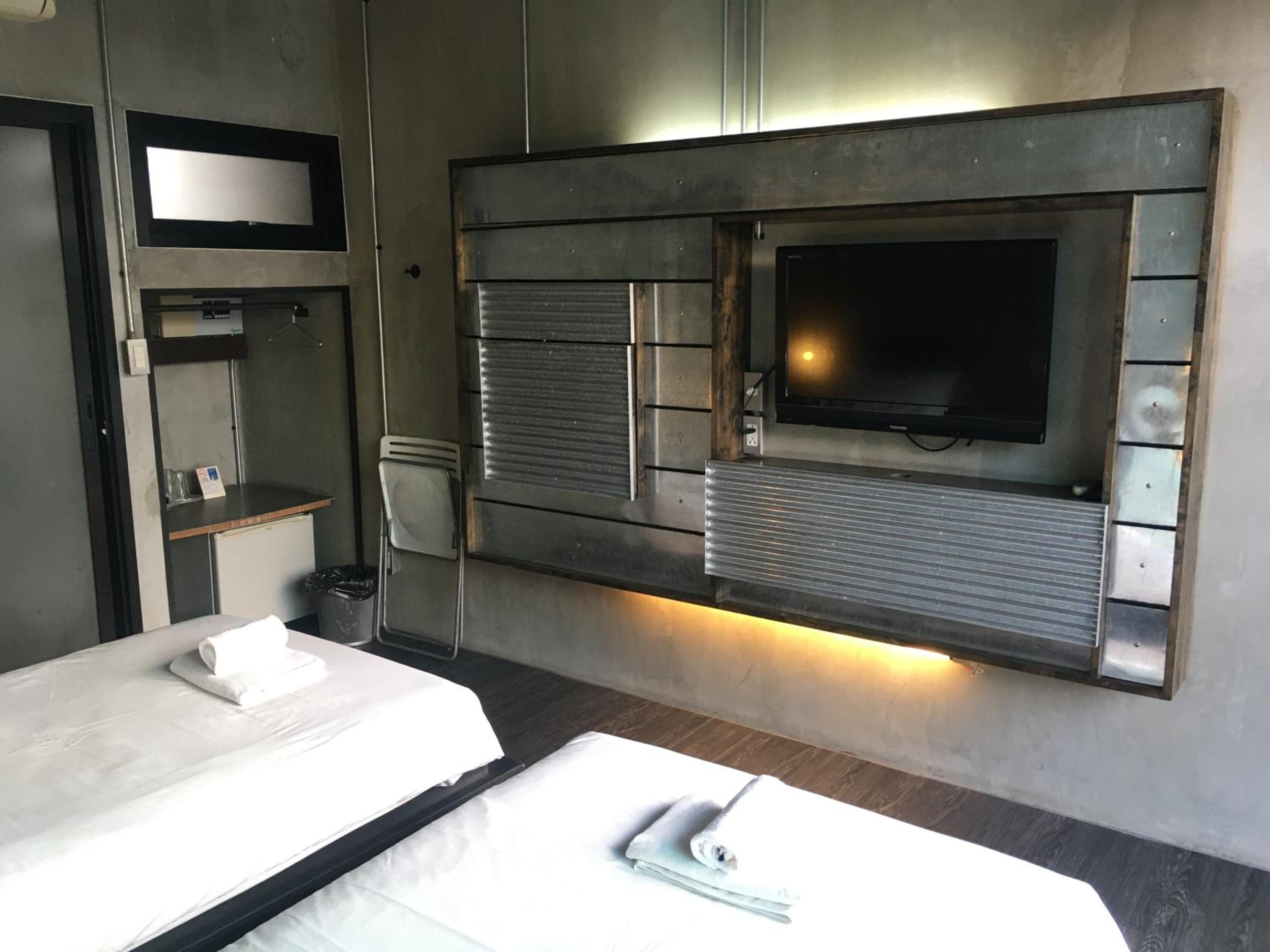 Twin Room with Balcony - Photo 9