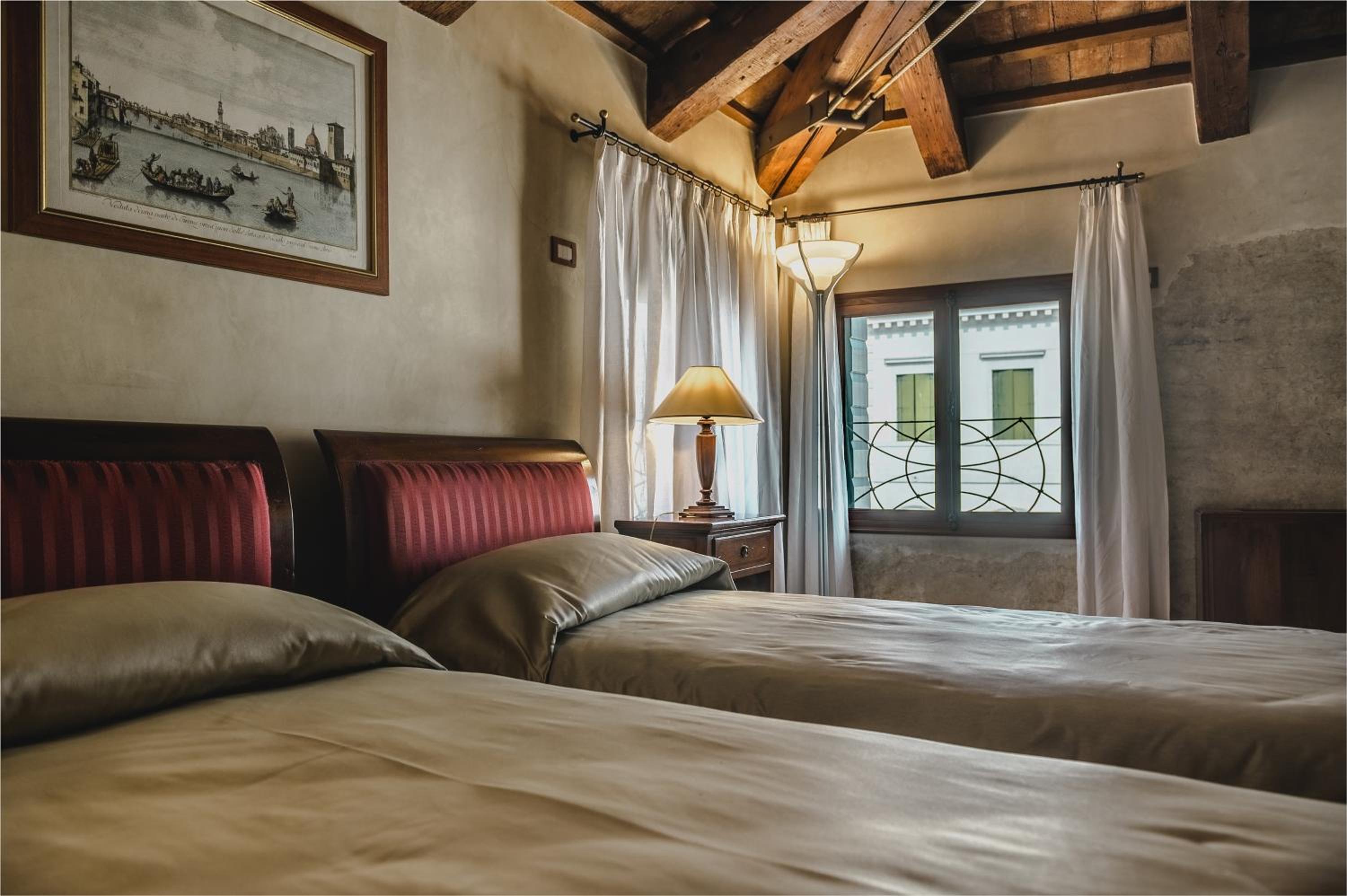 Deluxe Twin Room - Photo 10
