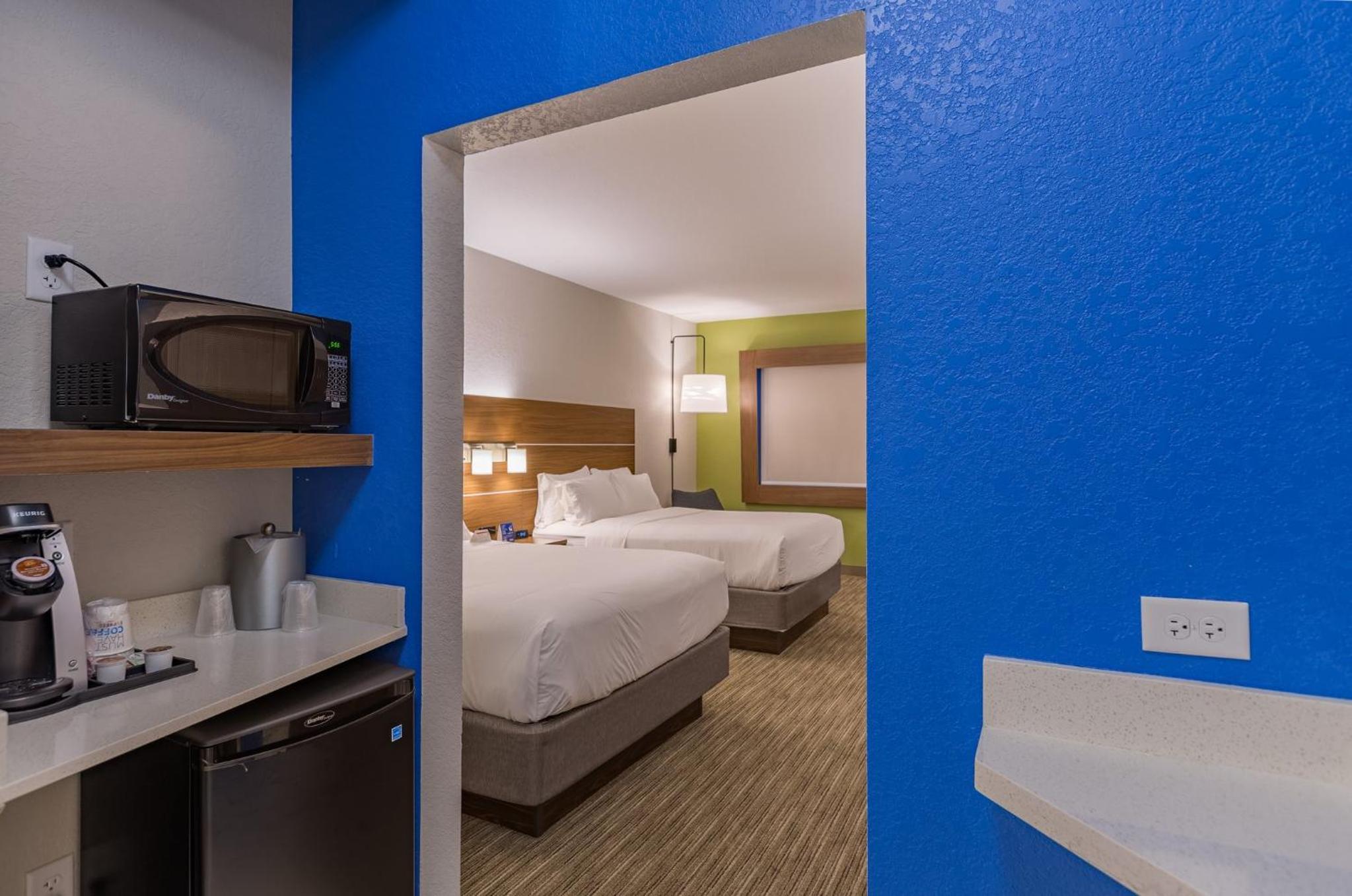 Queen Room with Two Queen Beds - Non-Smoking photo 1