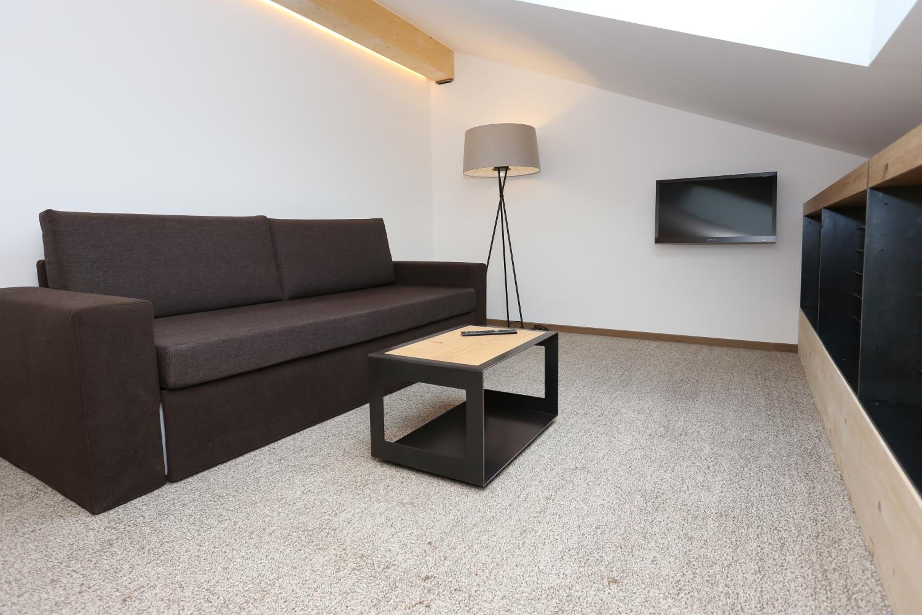 Deluxe Double Room with Balcony - Photo 4