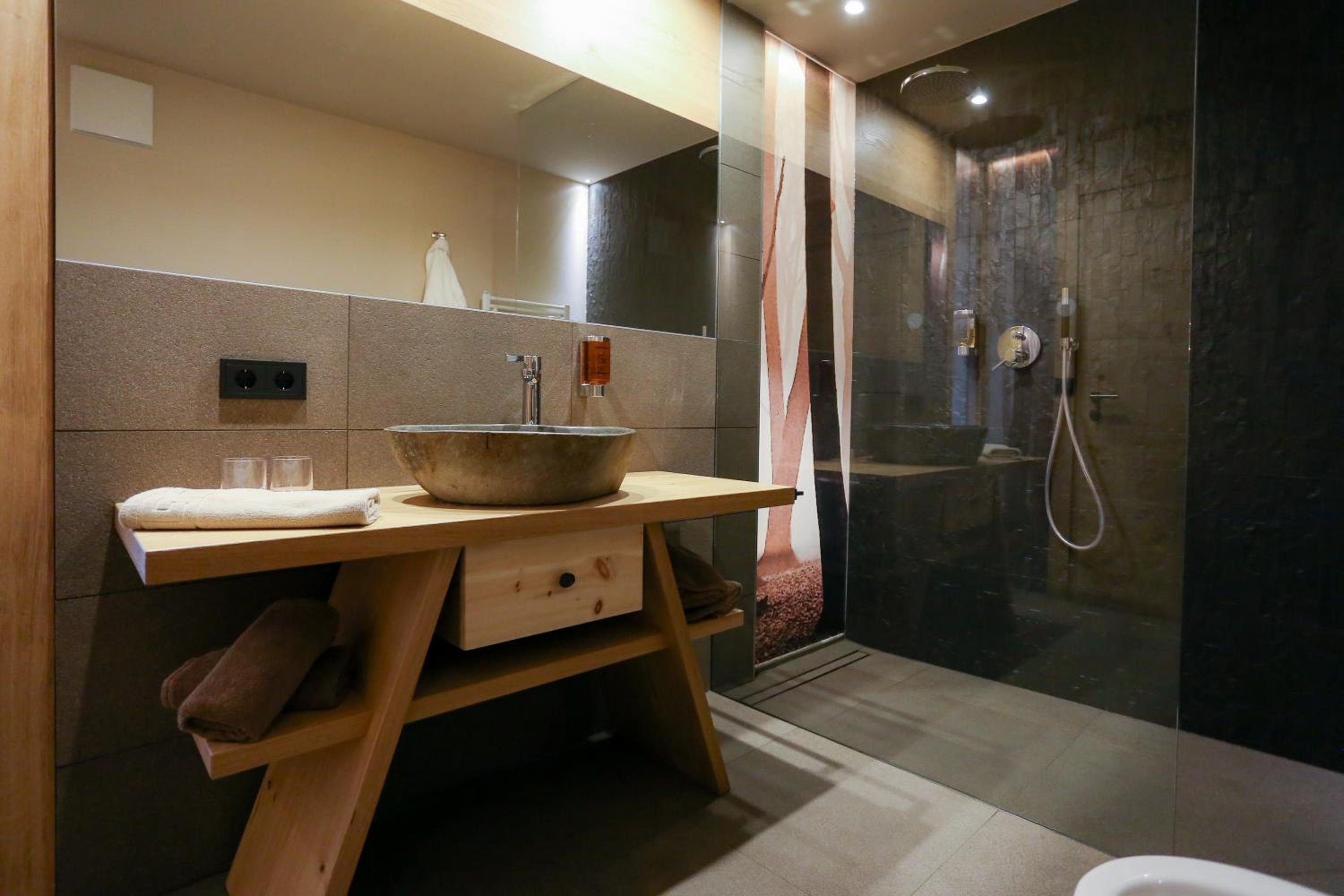 Deluxe Double Room with Balcony - Photo 6