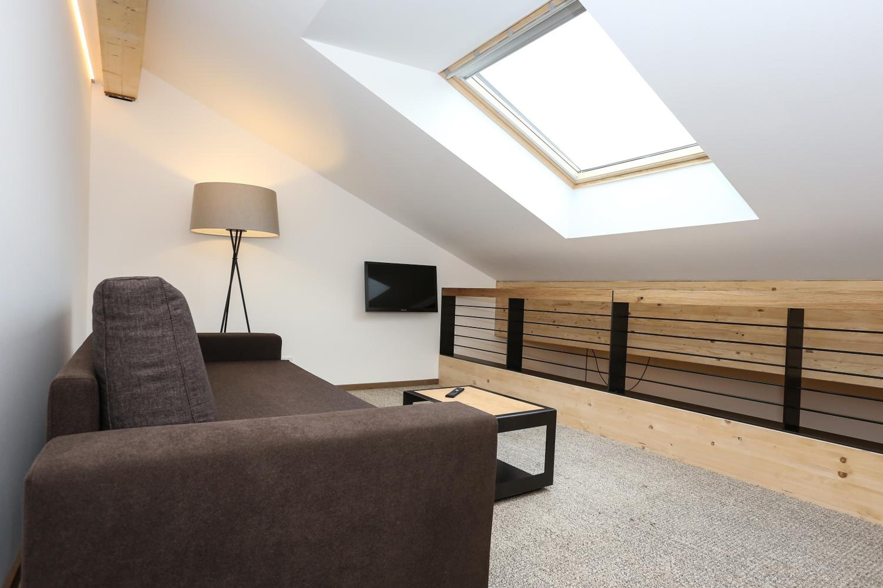 Deluxe Double Room with Balcony - Photo 8