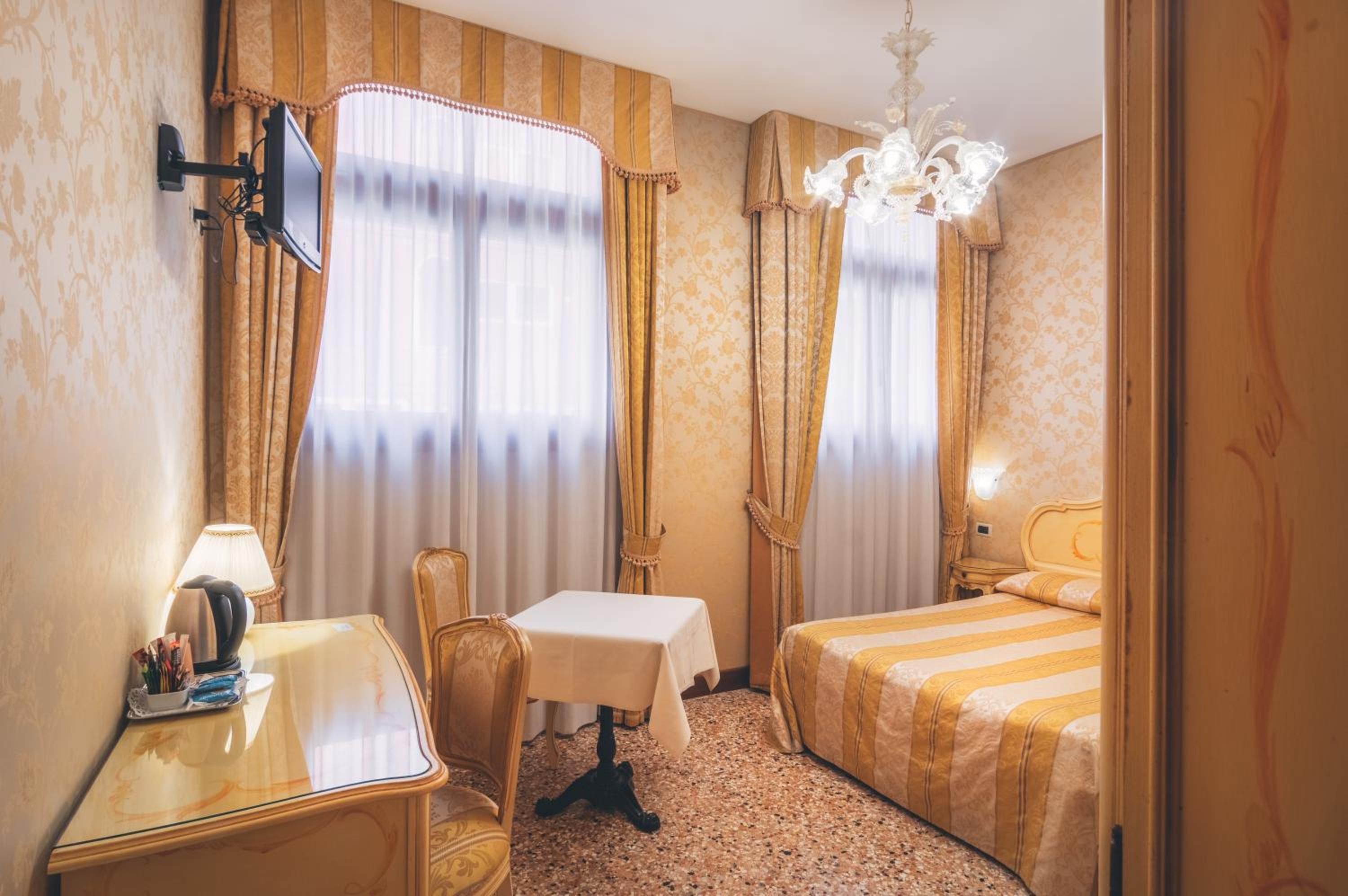 Standard Double or Twin Room photo 2