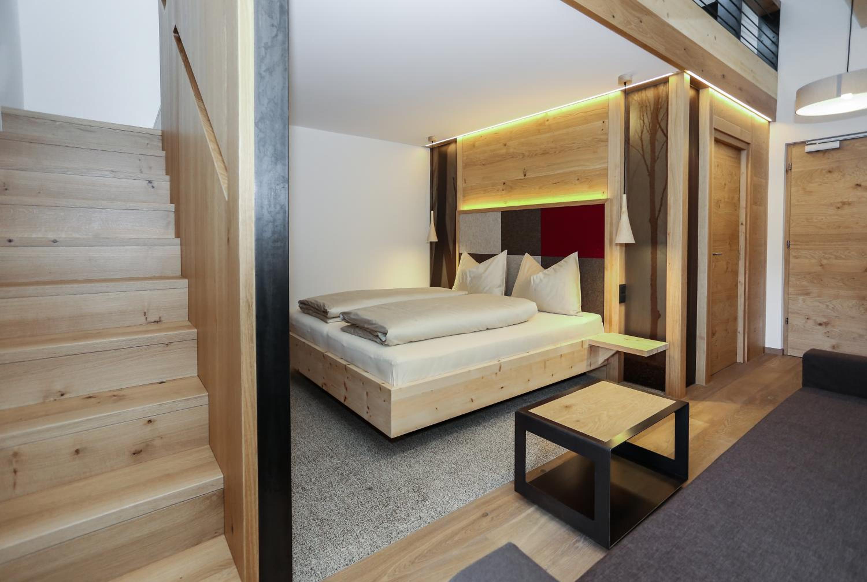 Deluxe Double Room with Balcony - Photo 9