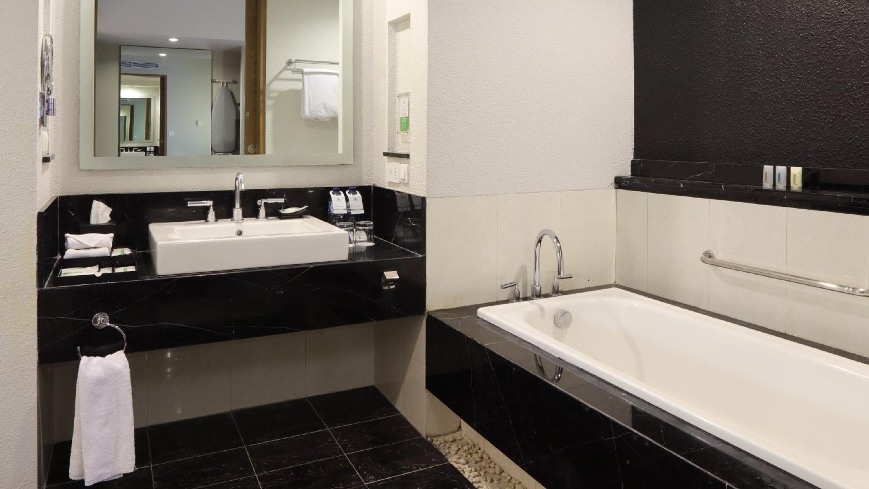 King Suite - Photo 3