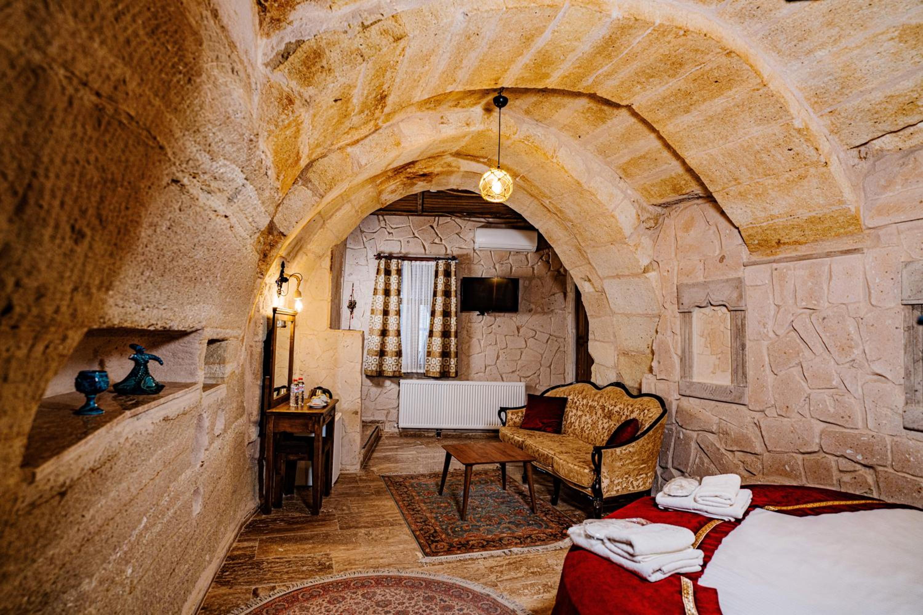 Deluxe Double Room with Bath - Photo 4