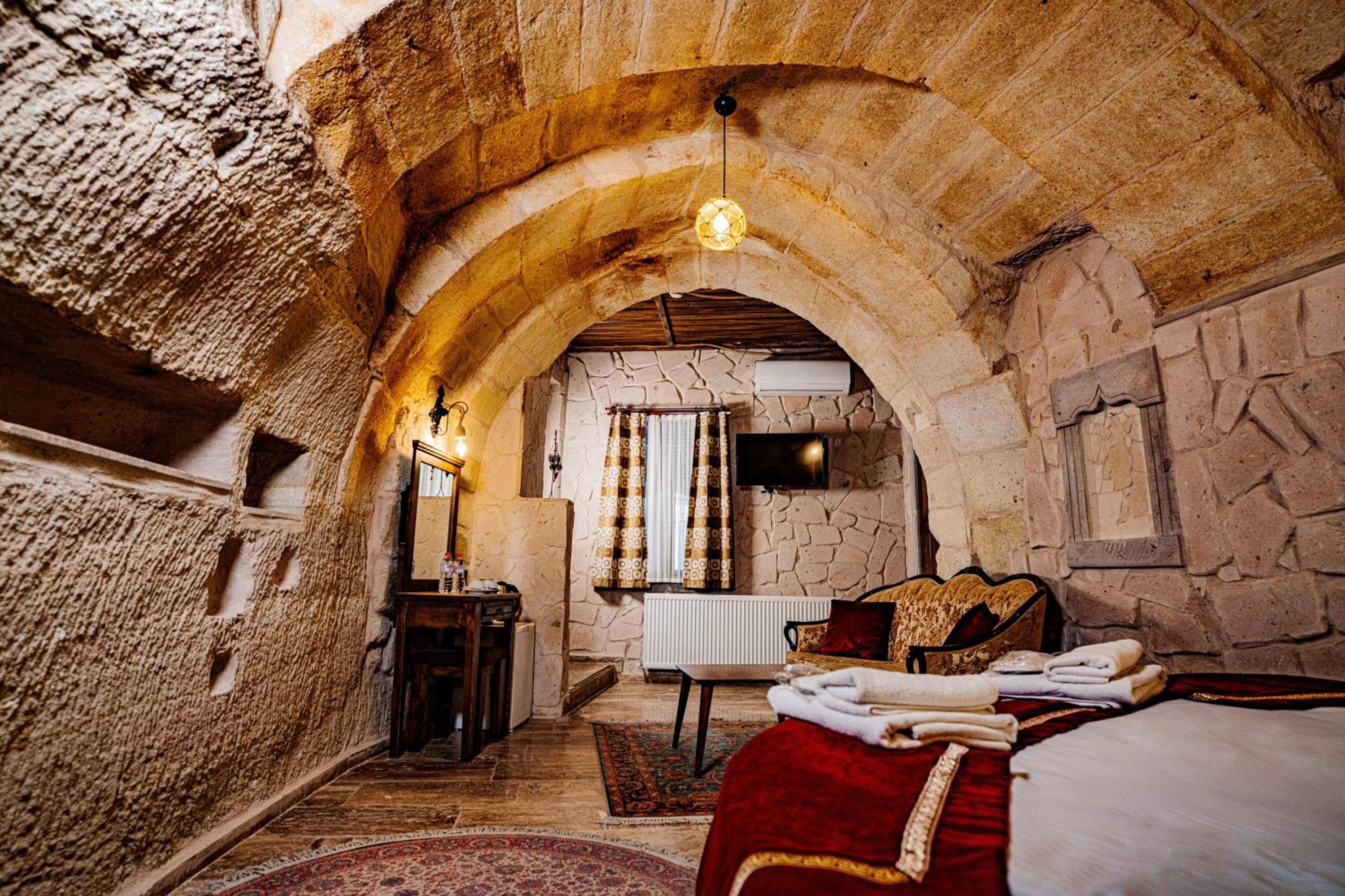 Deluxe Double Room with Bath - Photo 8