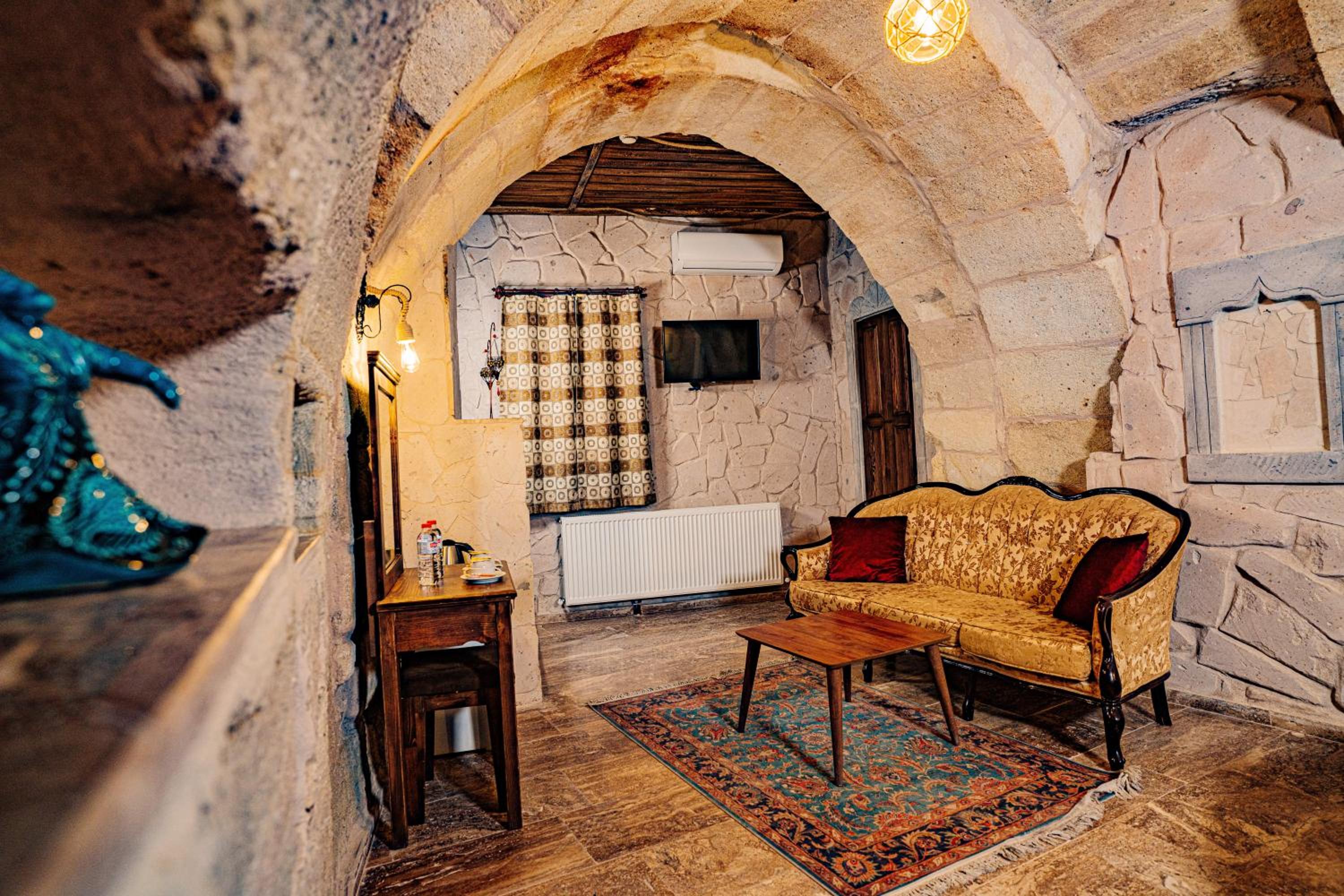 Deluxe Double Room with Bath - Photo 7
