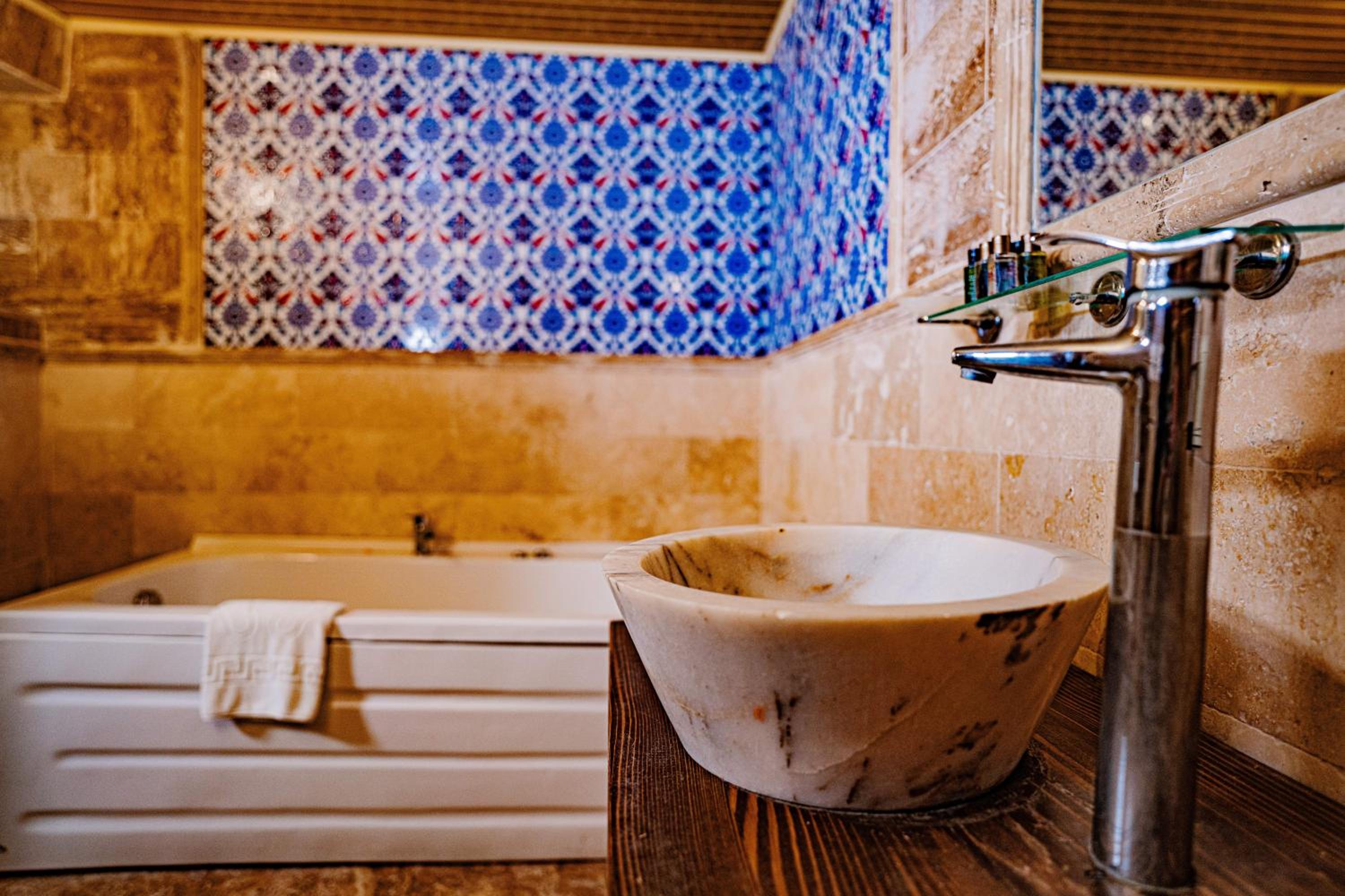 Deluxe Double Room with Bath - Photo 10