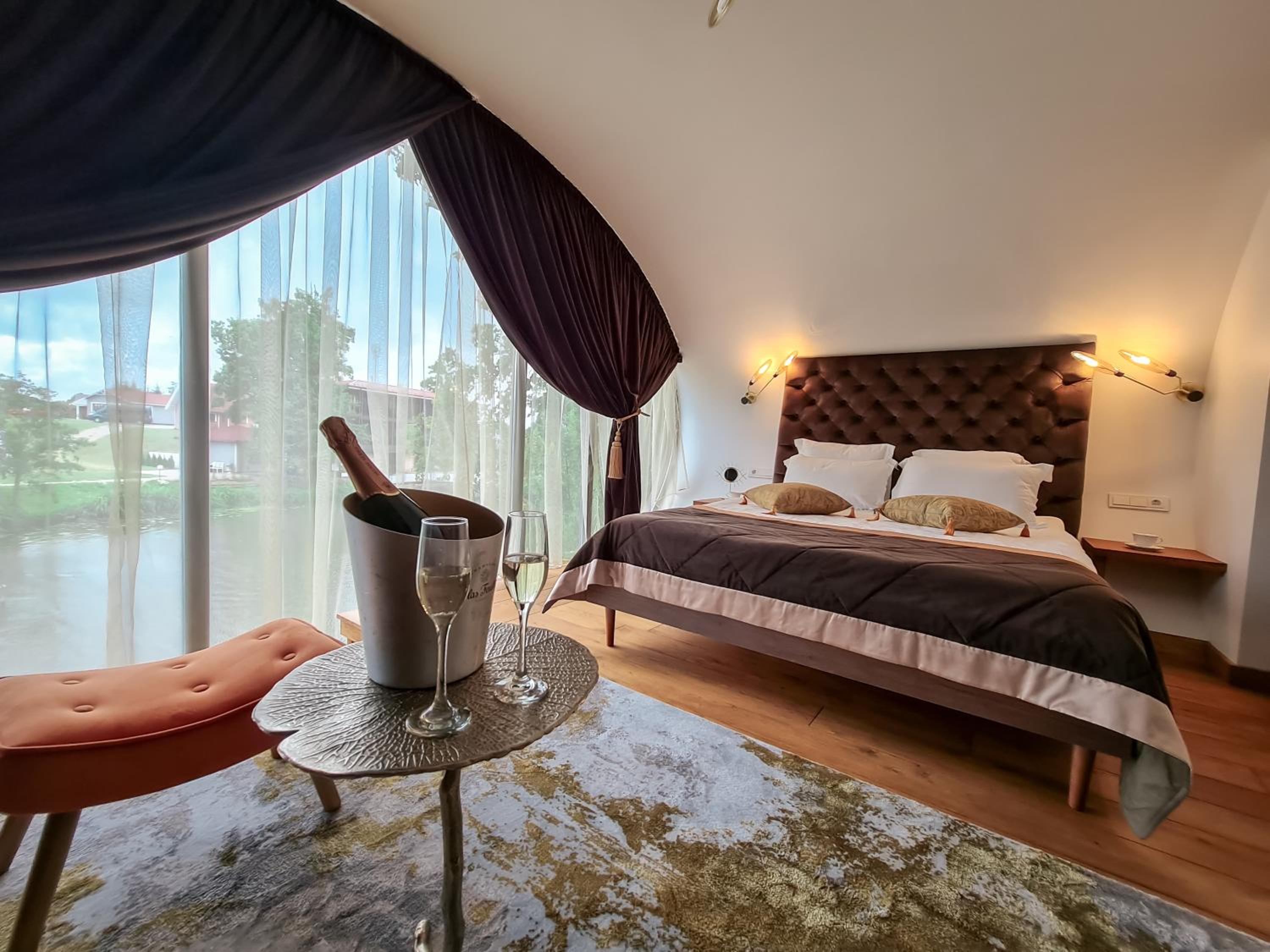 Deluxe Double Room - Photo 9