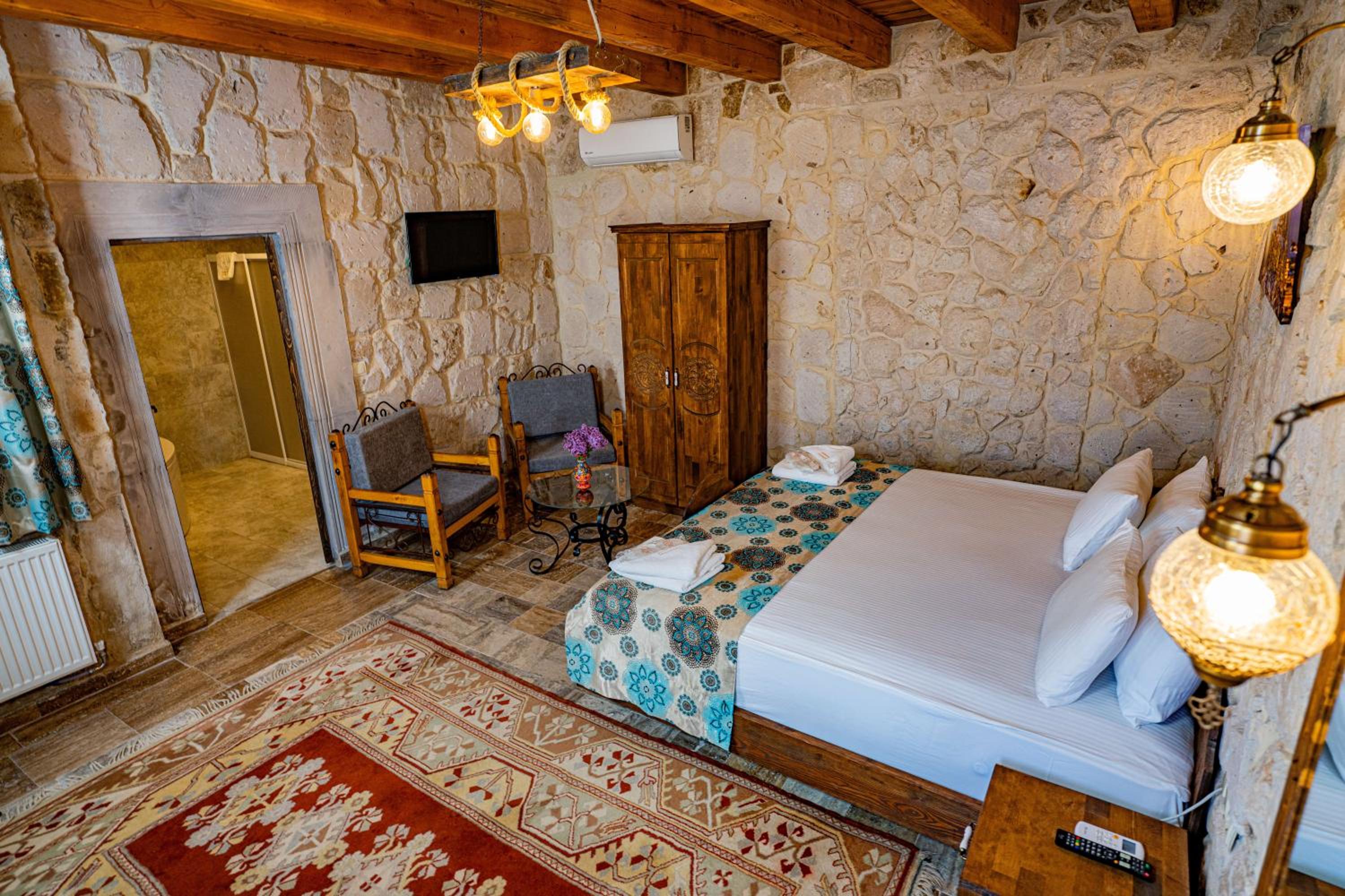 Superior Suite - Photo 7