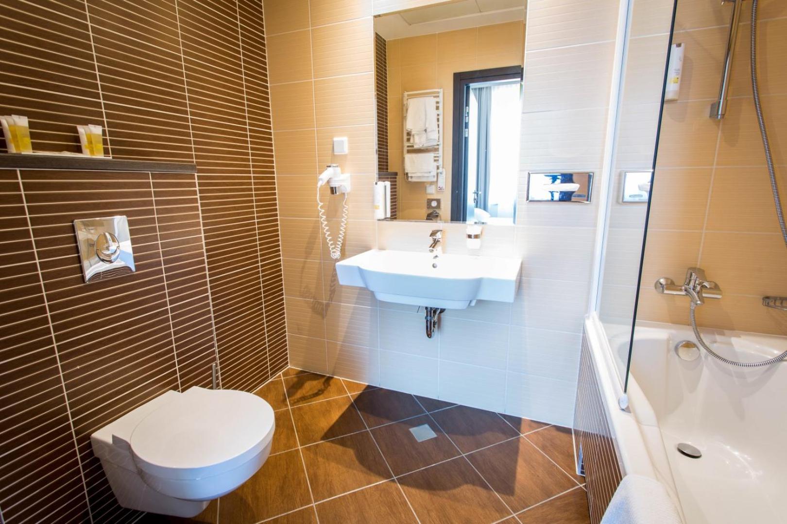 Double or Twin Room - Photo 6