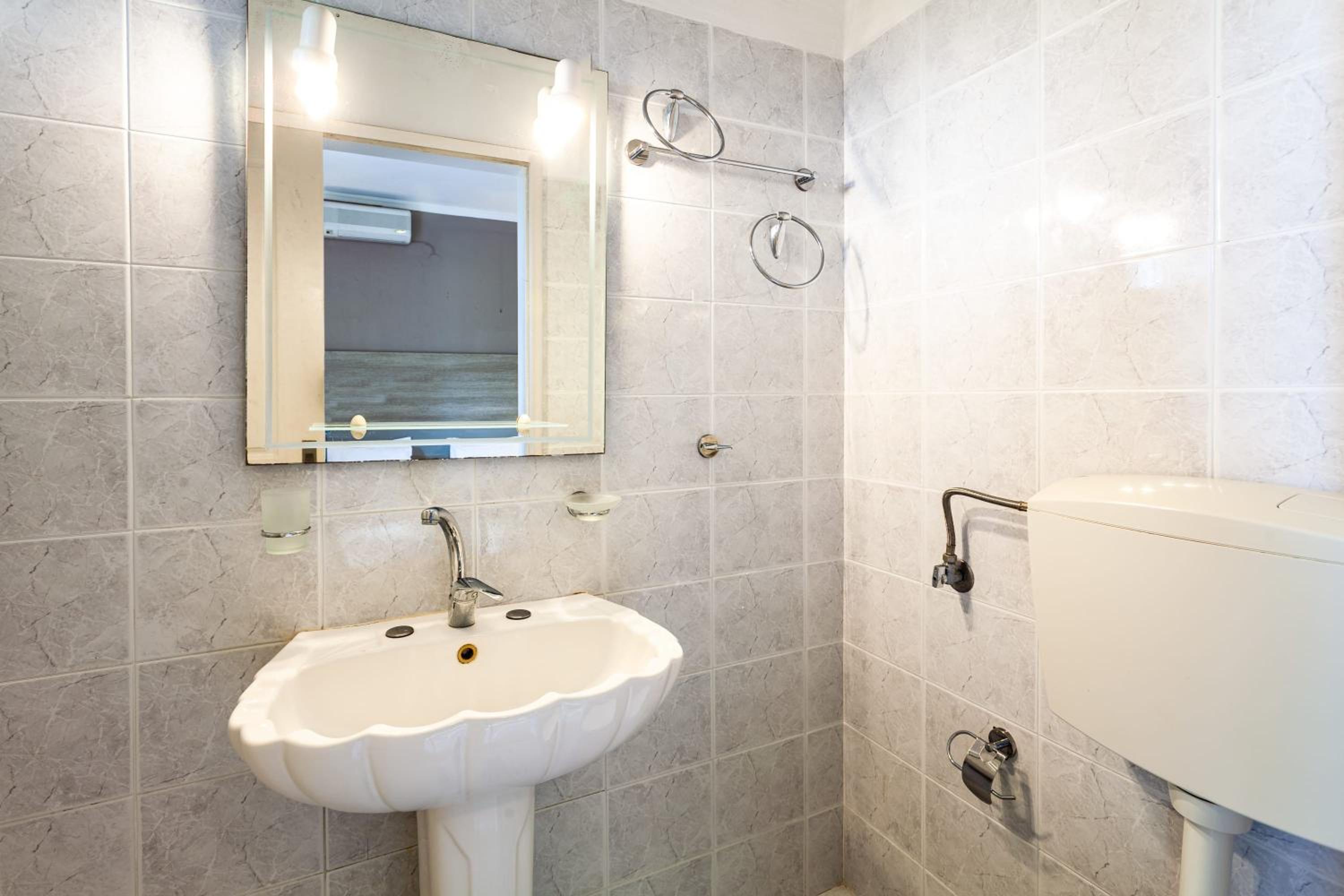 Twin Room - Photo 19